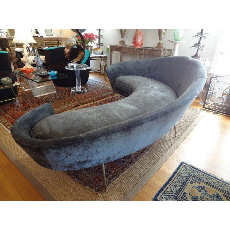 Modernes italienisches geschwungenes Sofa mit Messingbeinen, Federico Munari zugeschrieben (Italienisch) im Angebot