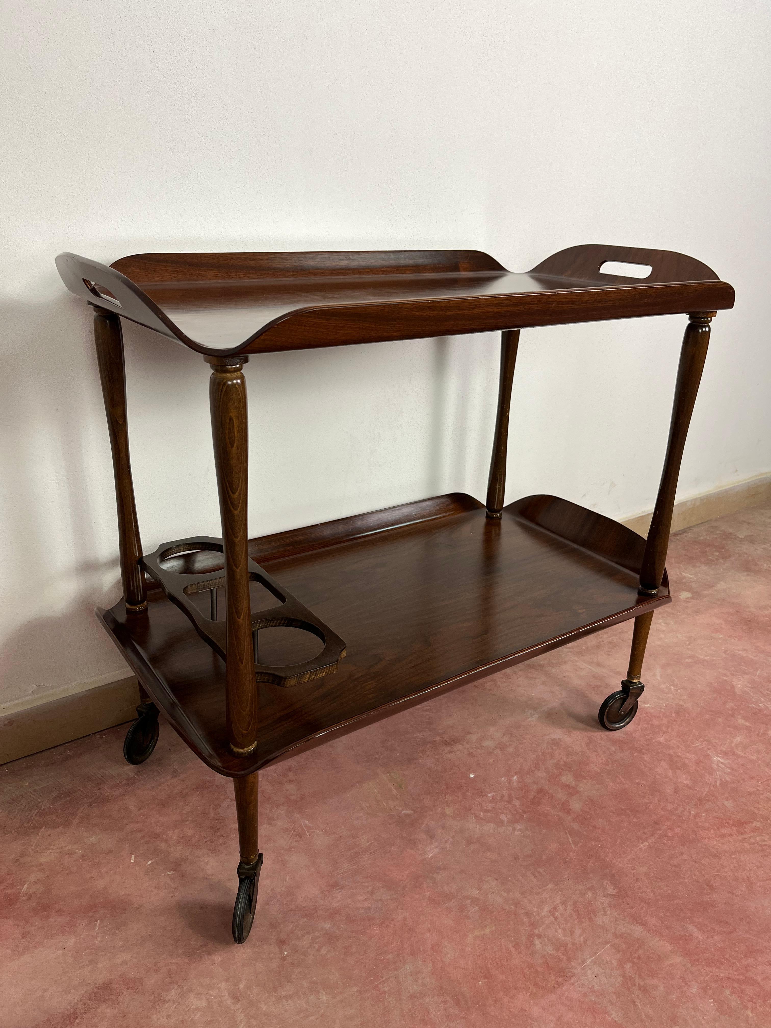 Mitte des Jahrhunderts Italienisch geschwungene Wood Bar Cart, Messing Zubehör 1950er Jahre (Mitte des 20. Jahrhunderts) im Angebot