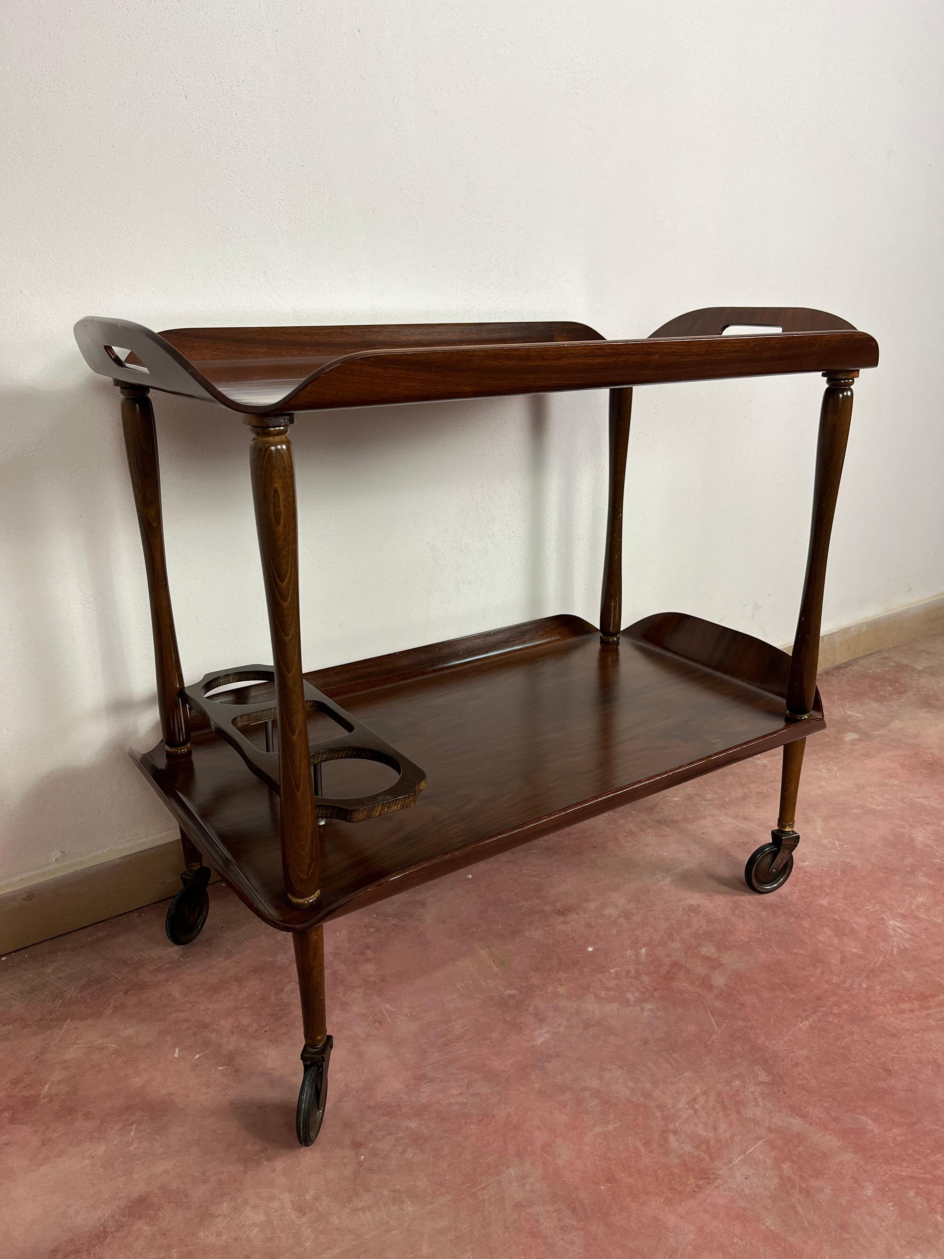 Mitte des Jahrhunderts Italienisch geschwungene Wood Bar Cart, Messing Zubehör 1950er Jahre im Angebot 1