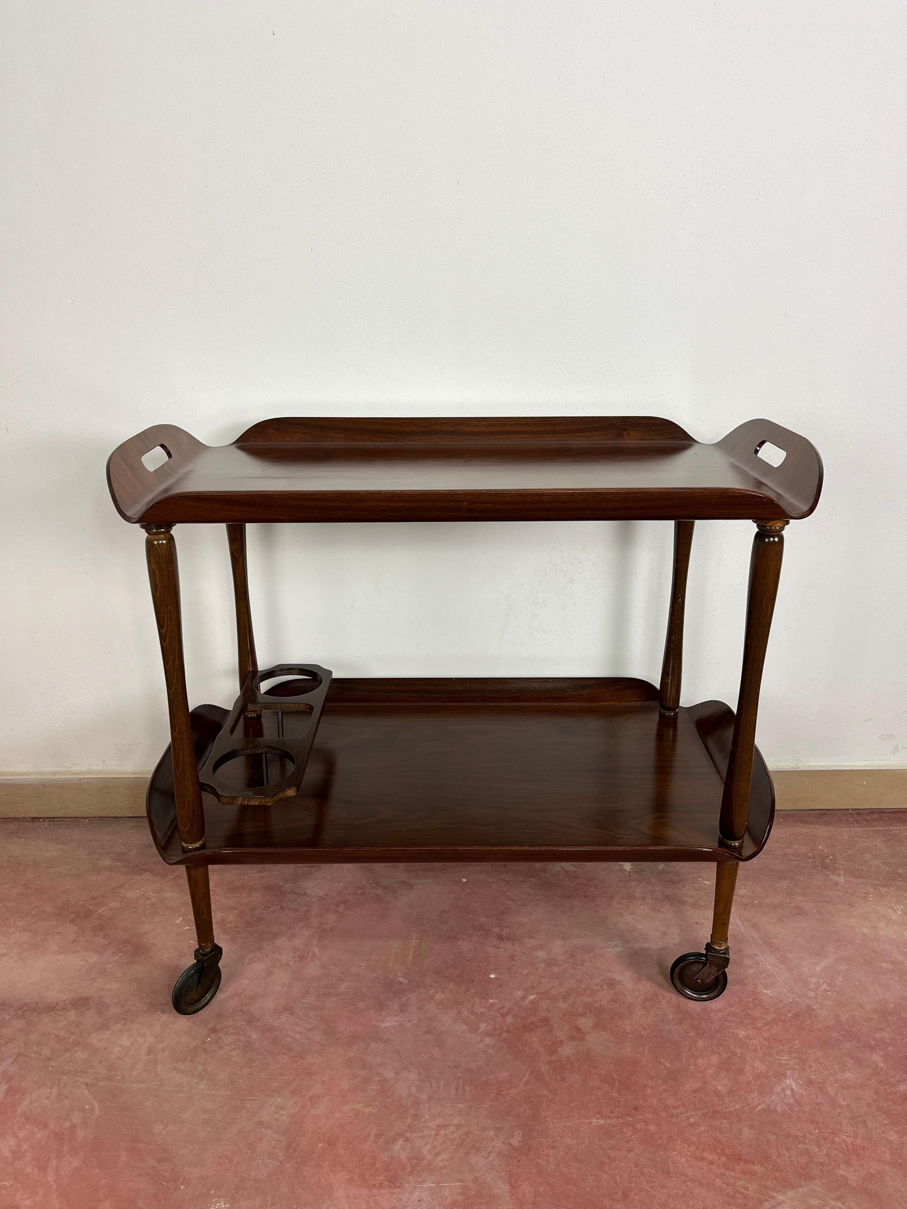 Mitte des Jahrhunderts Italienisch geschwungene Wood Bar Cart, Messing Zubehör 1950er Jahre im Angebot 3