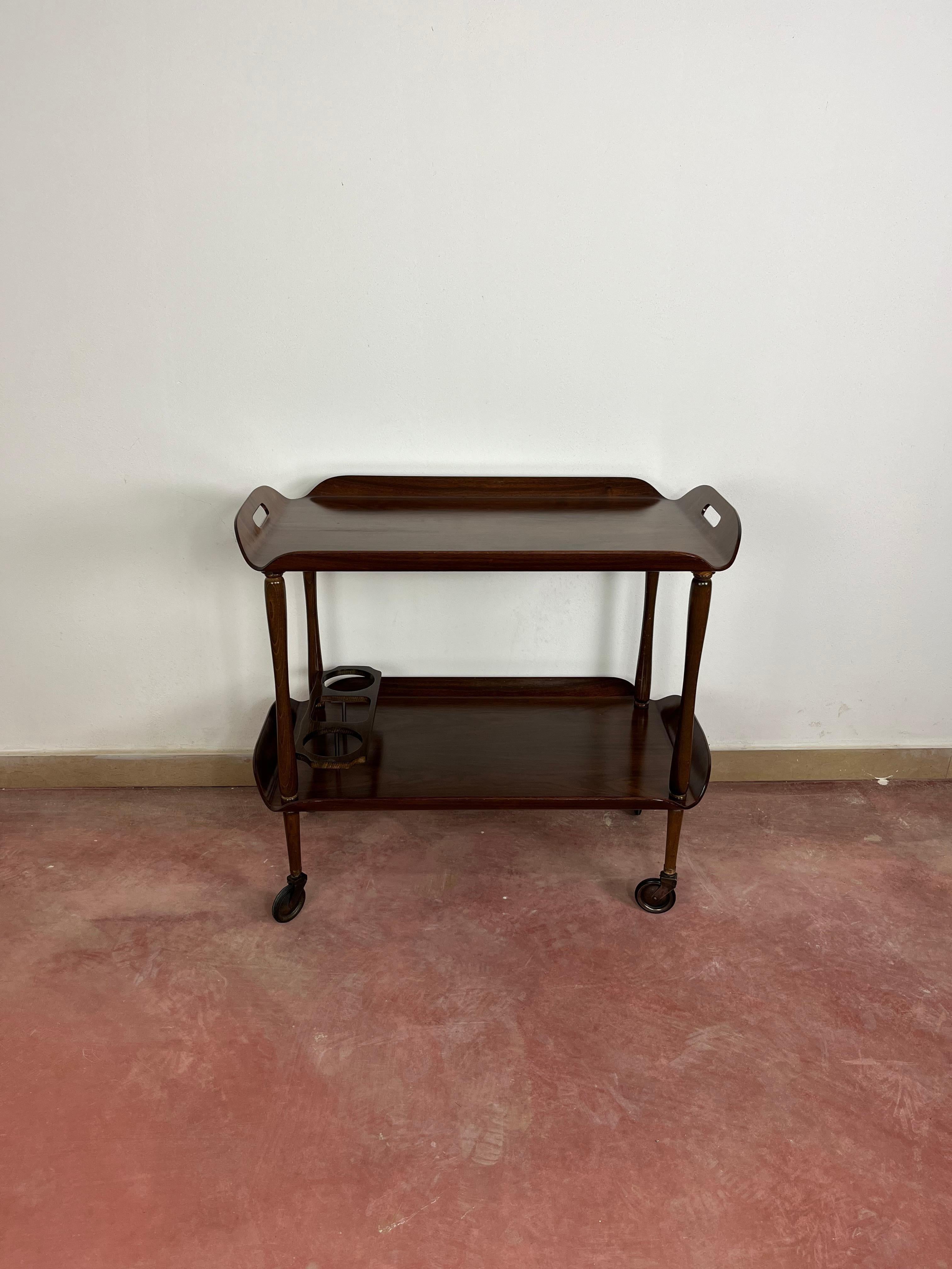 Mitte des Jahrhunderts Italienisch geschwungene Wood Bar Cart, Messing Zubehör 1950er Jahre im Angebot 4