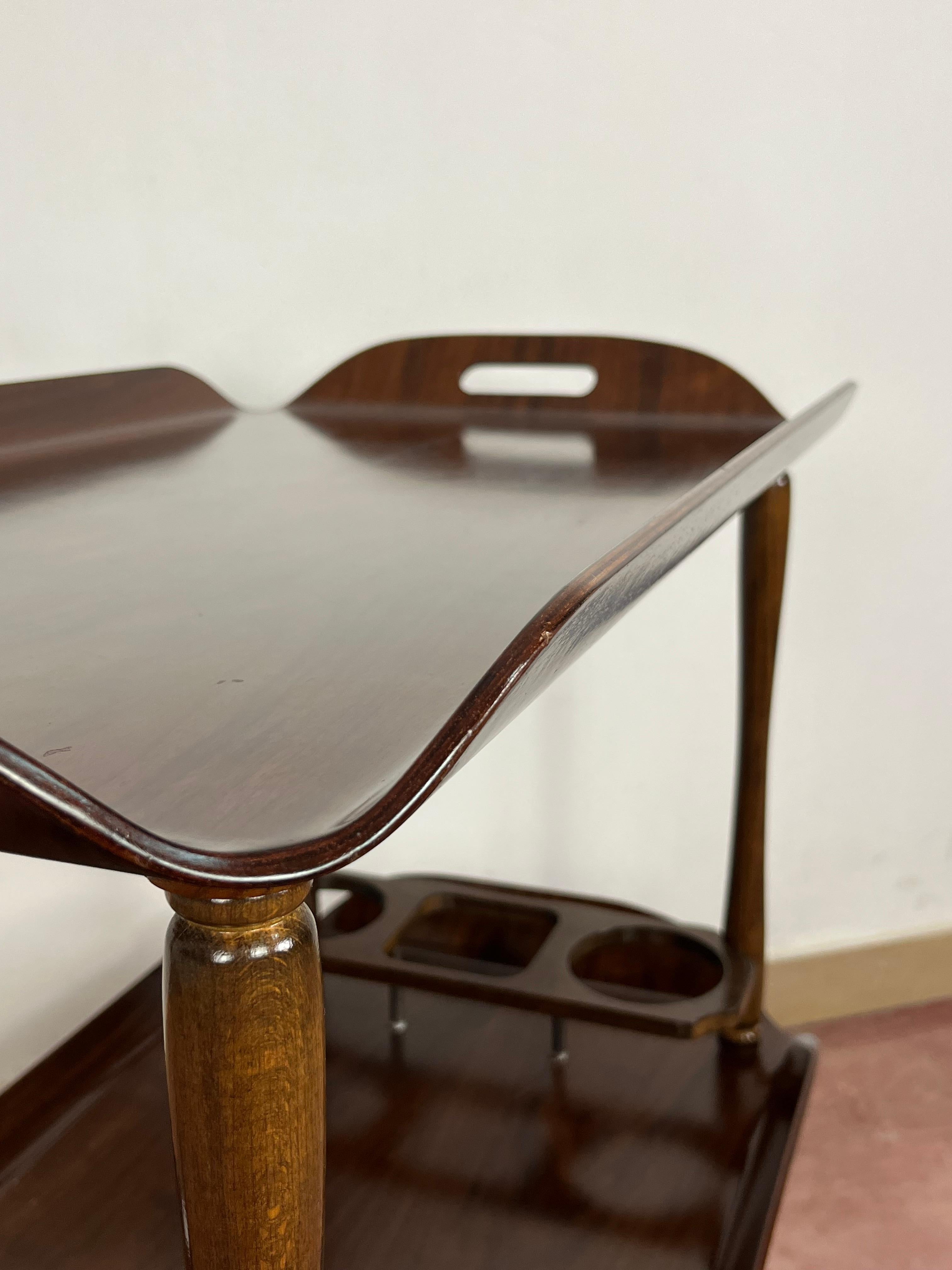 Mitte des Jahrhunderts Italienisch geschwungene Wood Bar Cart, Messing Zubehör 1950er Jahre im Angebot 5