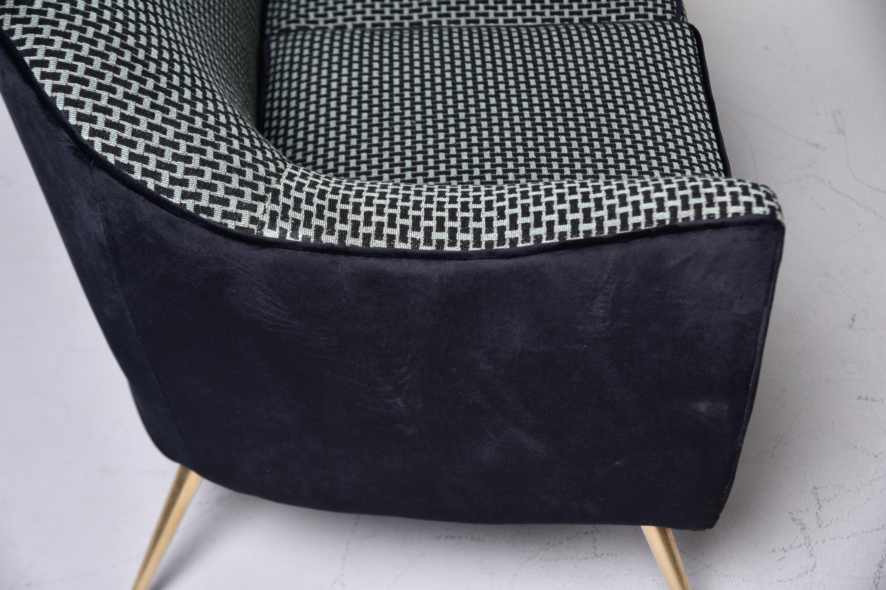 Canapé courbé italien du milieu du siècle dernier dans le style de Gio Ponti avec nouveau tissu d'ameublement à épingles en vente 4