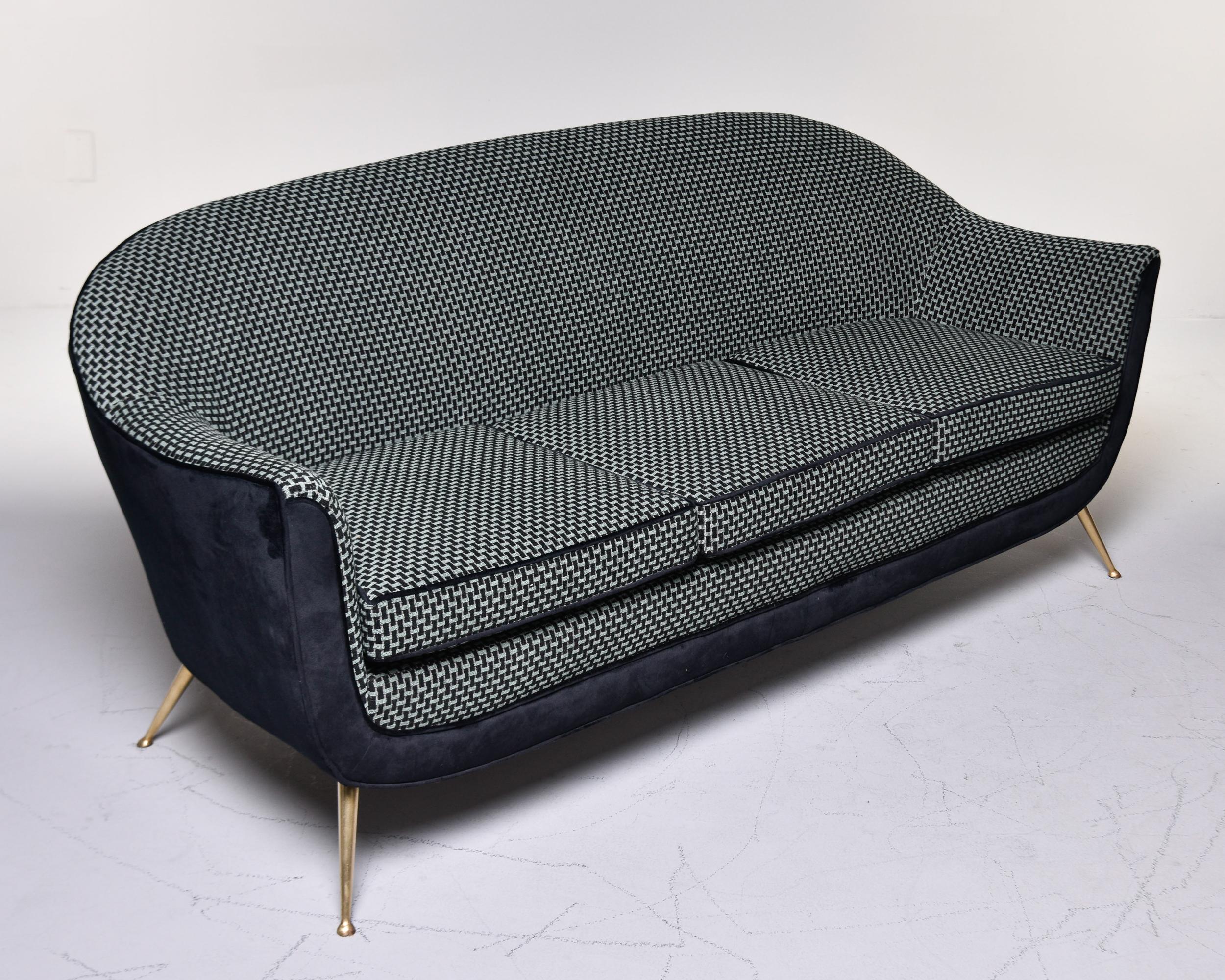 Canapé courbé italien du milieu du siècle dernier dans le style de Gio Ponti avec nouveau tissu d'ameublement à épingles en vente 5