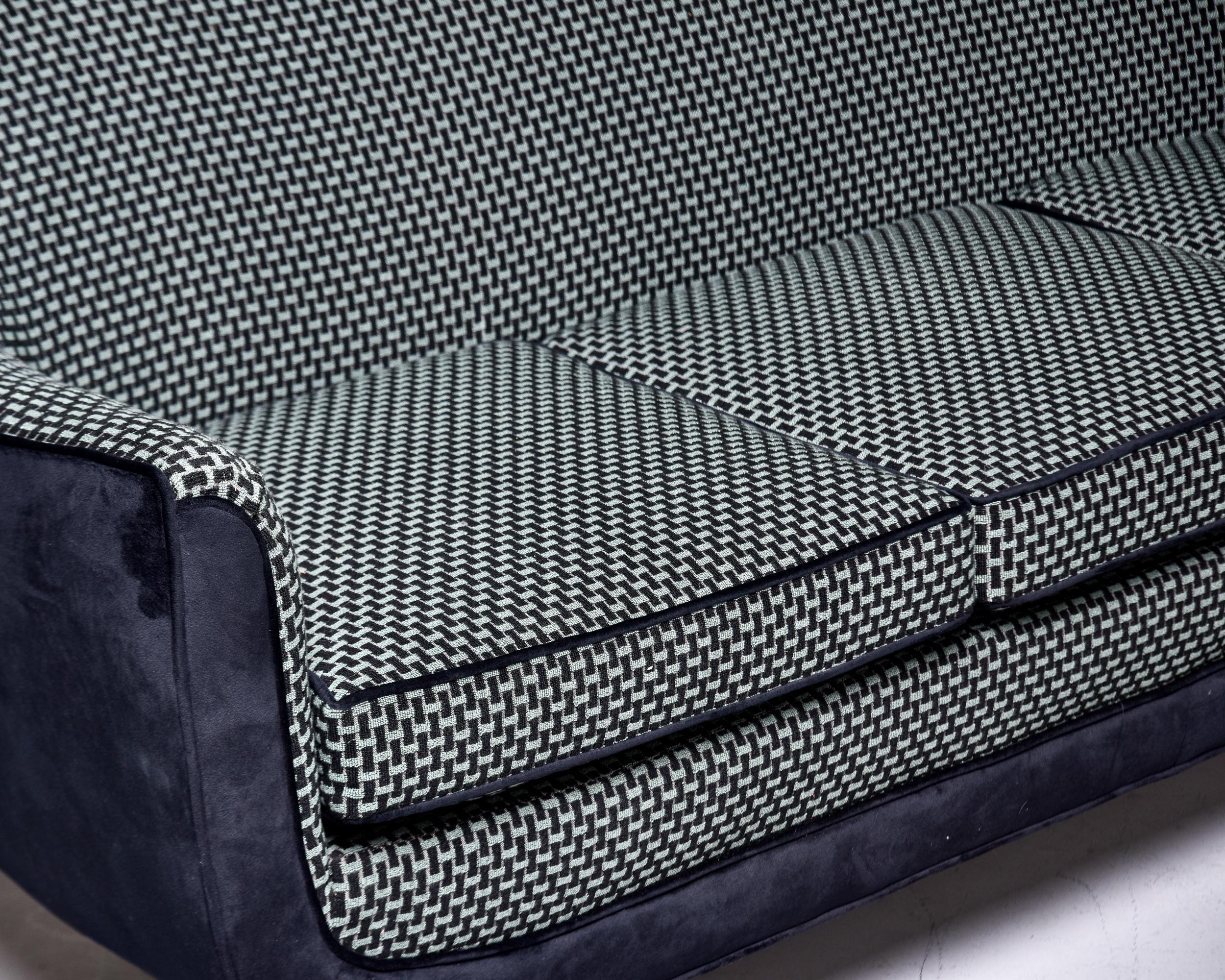 Canapé courbé italien du milieu du siècle dernier dans le style de Gio Ponti avec nouveau tissu d'ameublement à épingles en vente 6