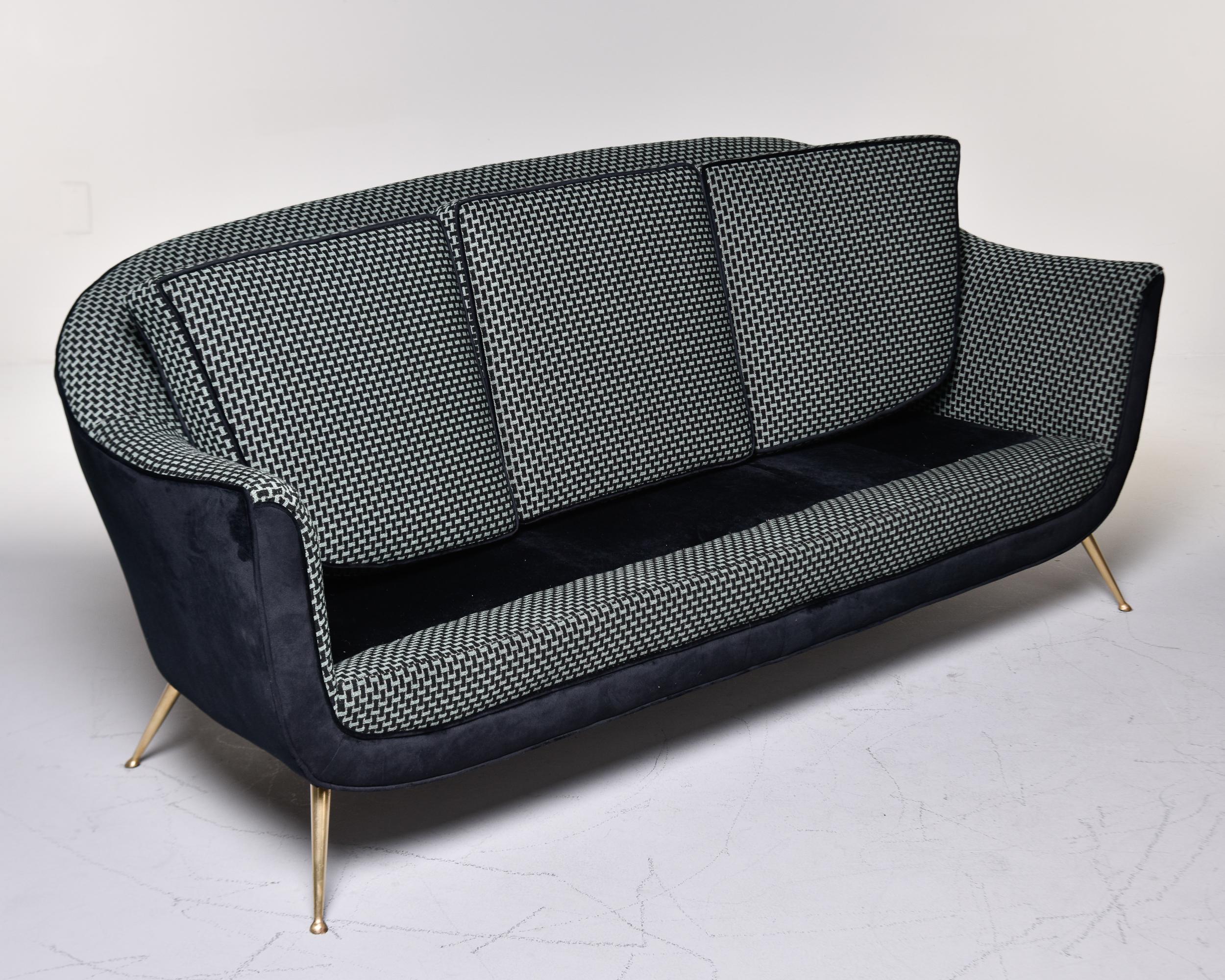 Canapé courbé italien du milieu du siècle dernier dans le style de Gio Ponti avec nouveau tissu d'ameublement à épingles en vente 7