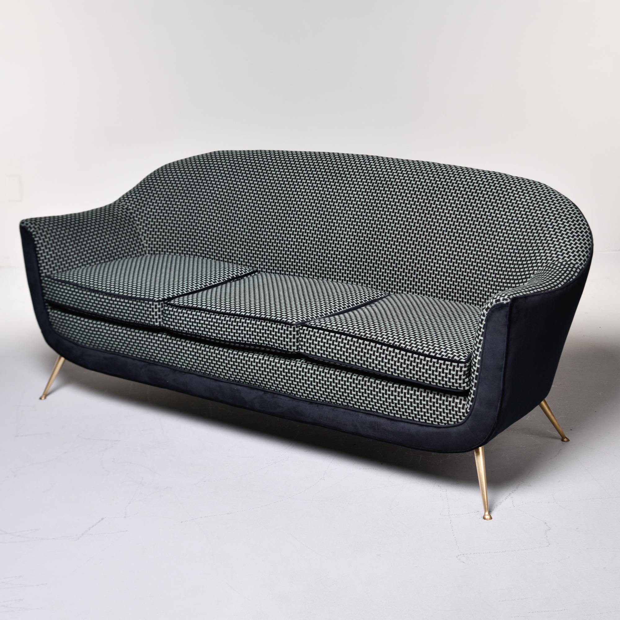 Trouvé en Italie, ce canapé vintage italien de style Gio Ponti date des années 1950. Nous avons trouvé ce canapé dans son revêtement d'origine qui présentait deux tissus contrastés. Nous avons retapissé le canapé dans le même style à deux tissus