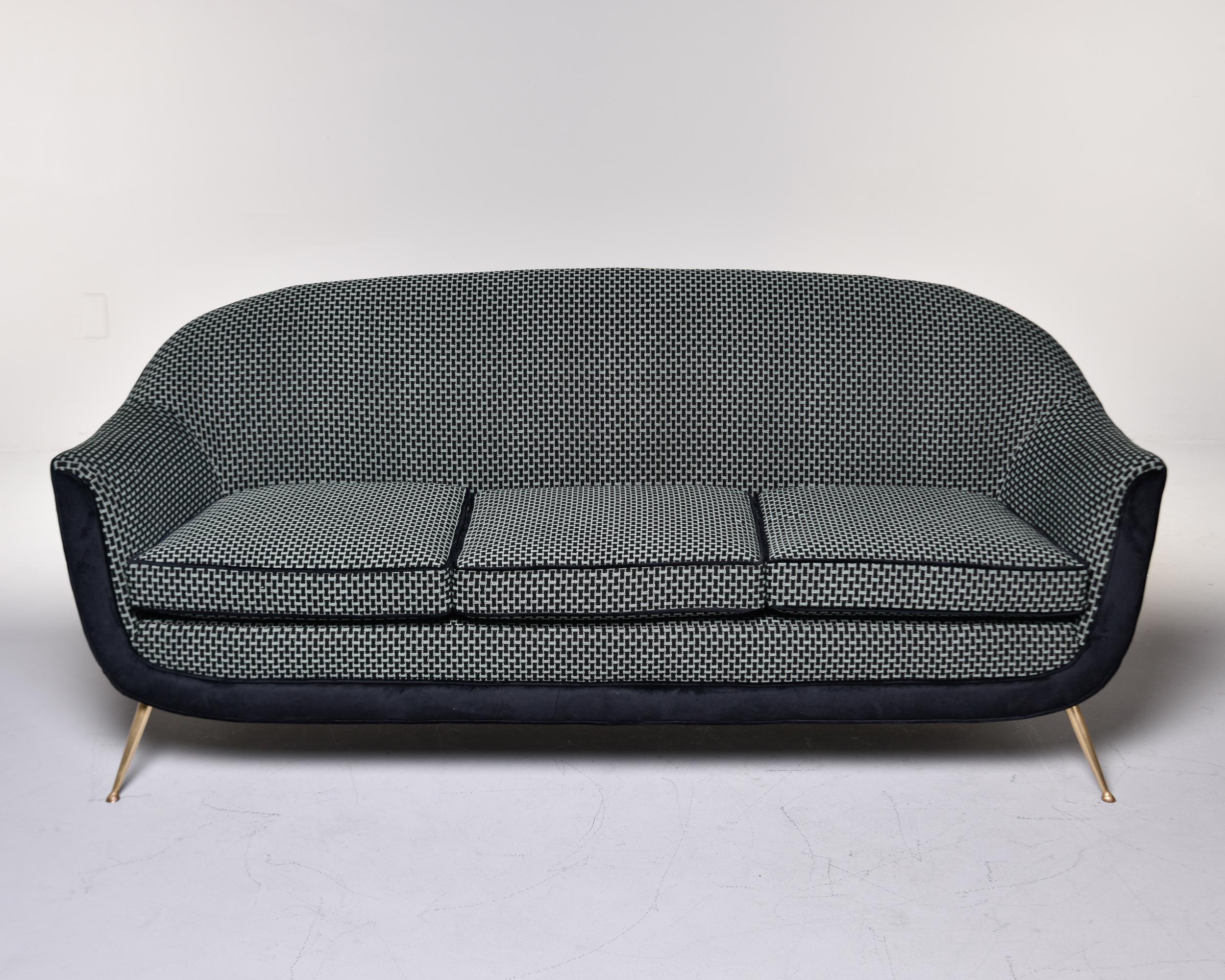 Mid-Century Modern Canapé courbé italien du milieu du siècle dernier dans le style de Gio Ponti avec nouveau tissu d'ameublement à épingles en vente