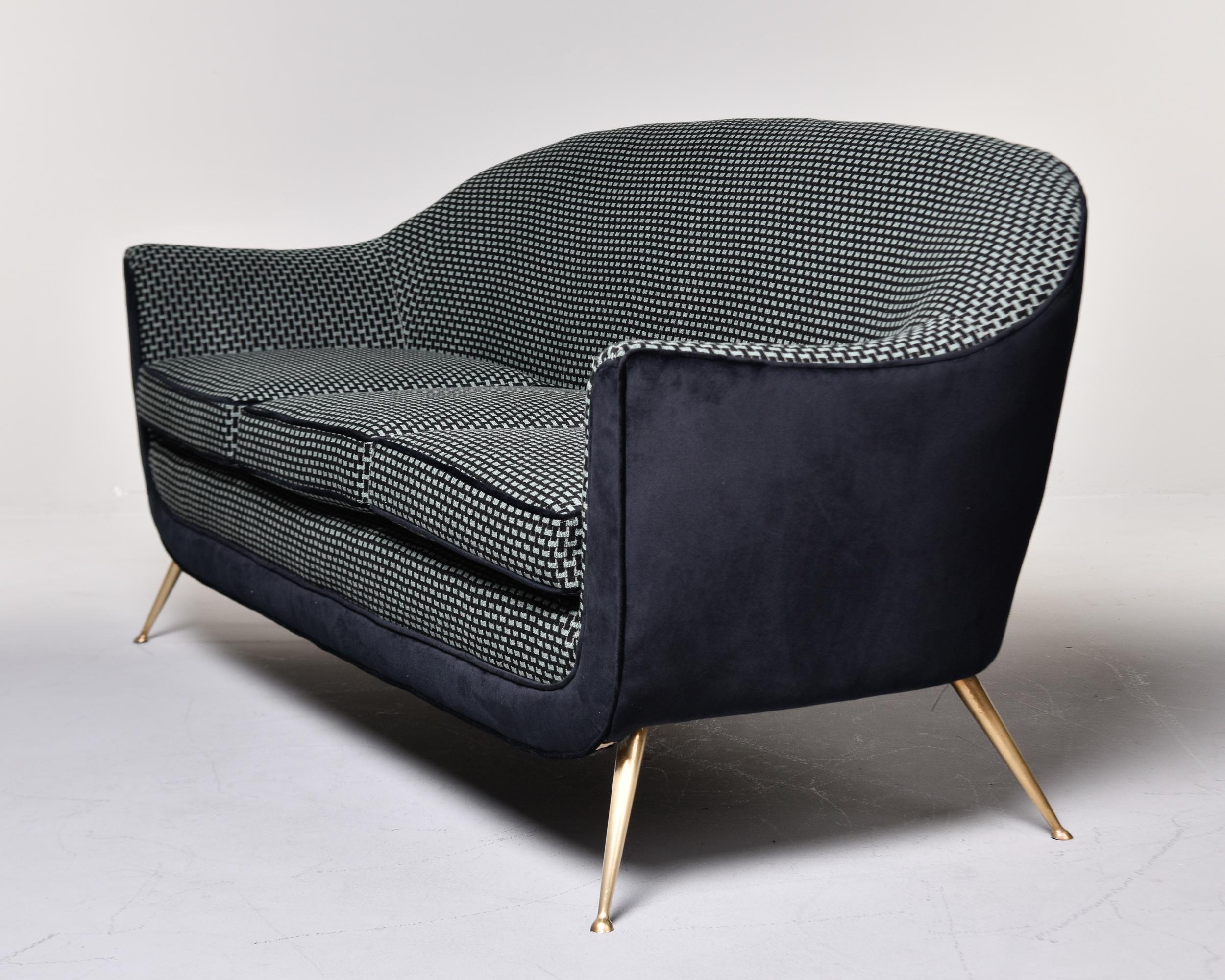 Canapé courbé italien du milieu du siècle dernier dans le style de Gio Ponti avec nouveau tissu d'ameublement à épingles Bon état - En vente à Troy, MI
