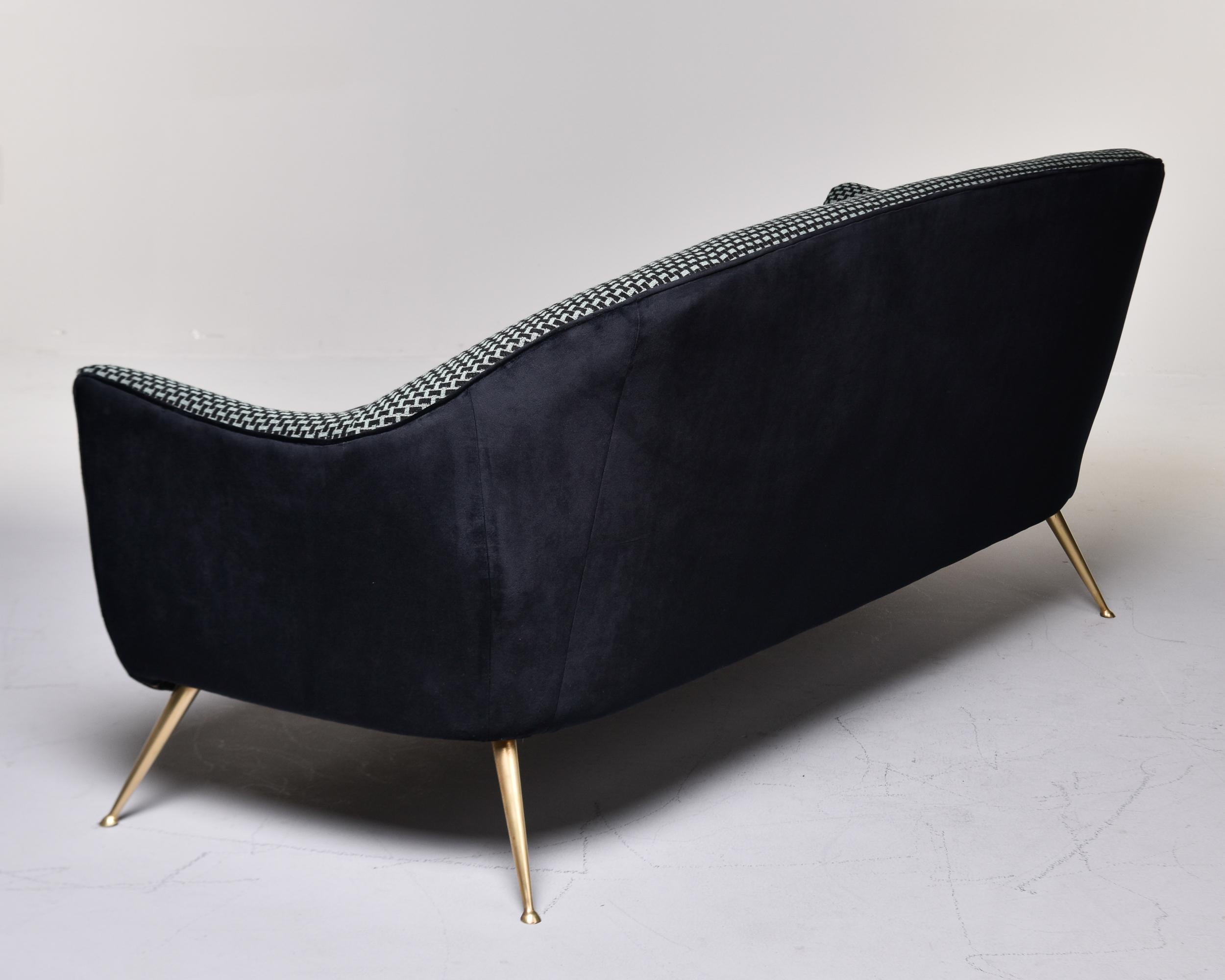 20ième siècle Canapé courbé italien du milieu du siècle dernier dans le style de Gio Ponti avec nouveau tissu d'ameublement à épingles en vente