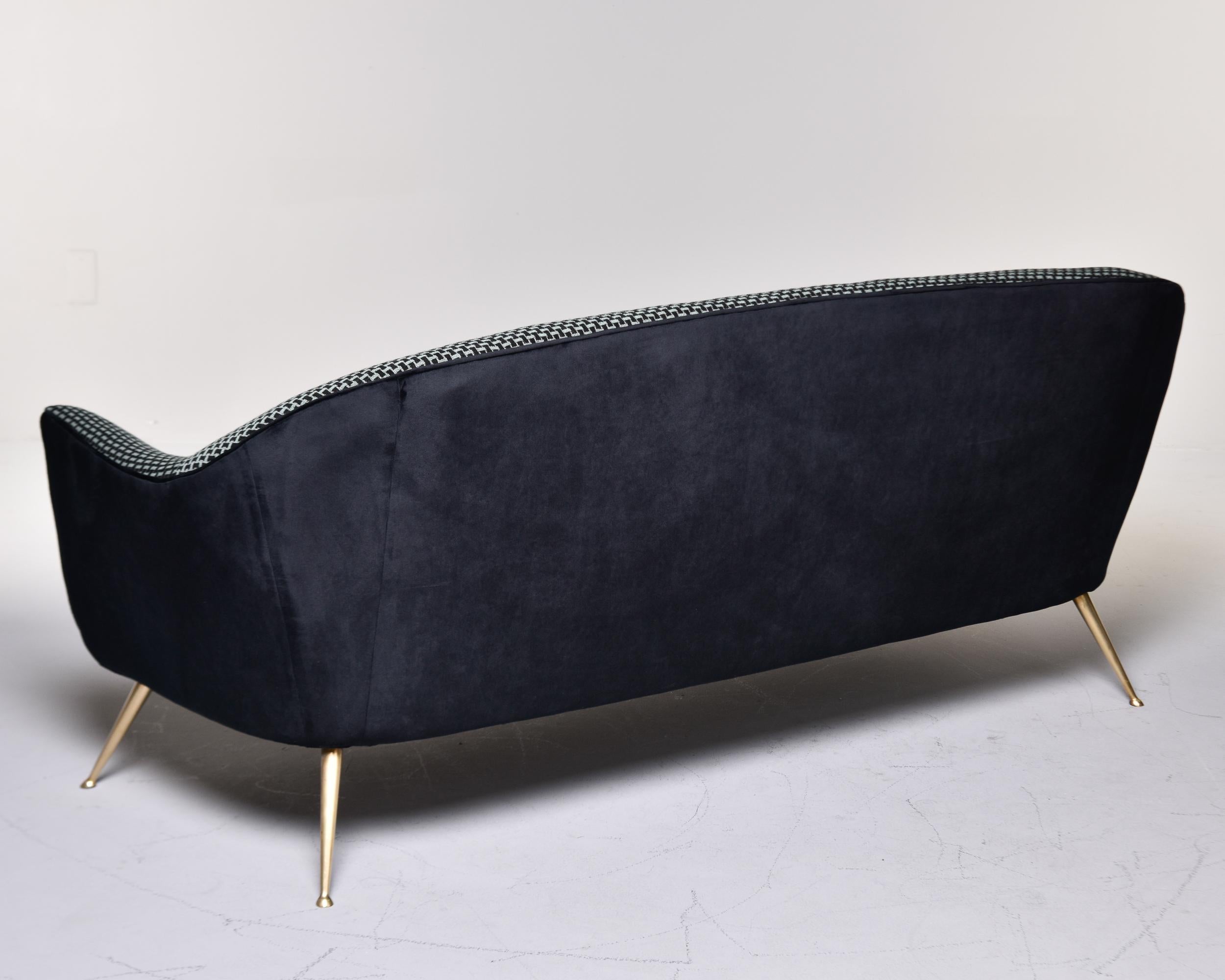 Laiton Canapé courbé italien du milieu du siècle dernier dans le style de Gio Ponti avec nouveau tissu d'ameublement à épingles en vente