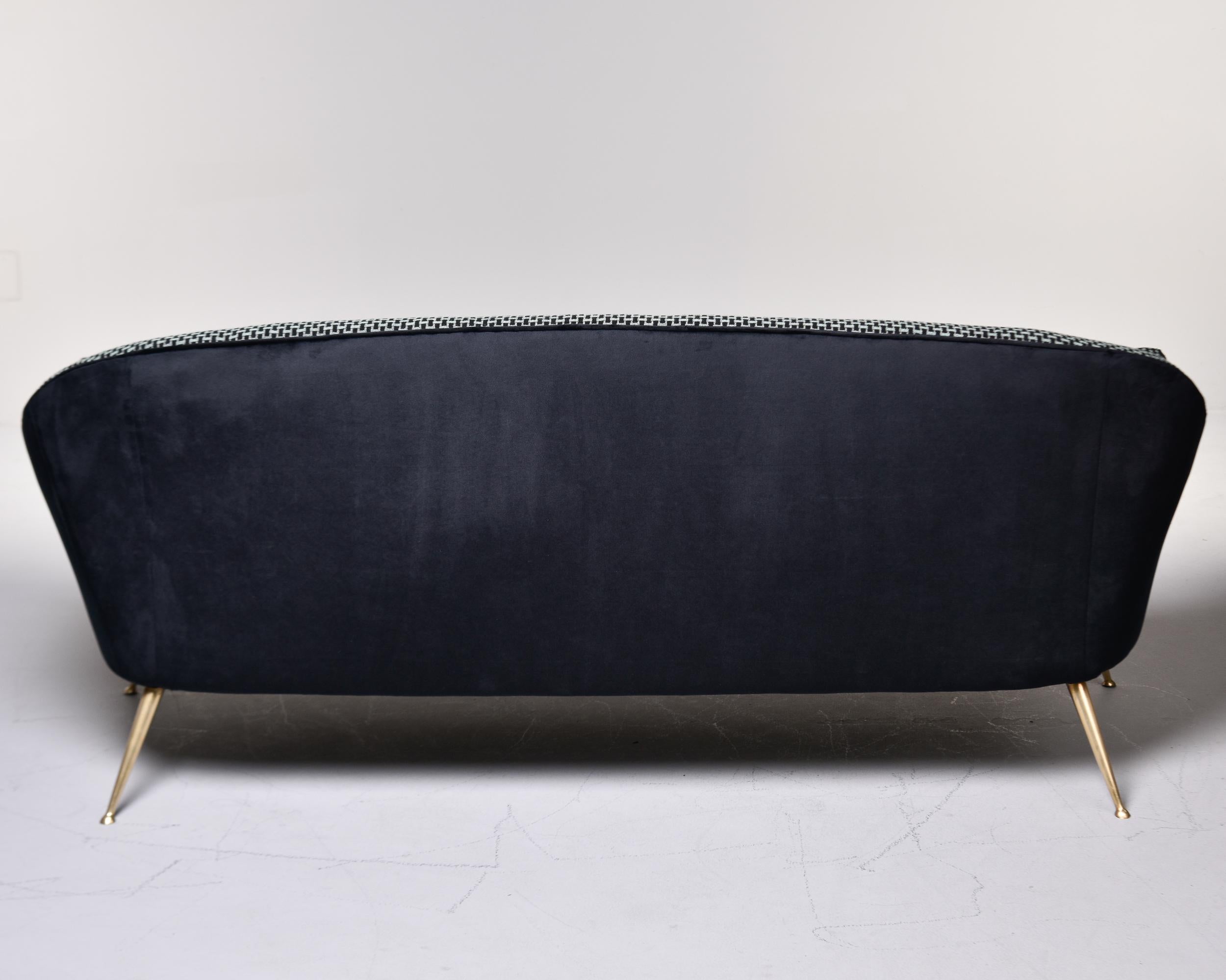 Canapé courbé italien du milieu du siècle dernier dans le style de Gio Ponti avec nouveau tissu d'ameublement à épingles en vente 1