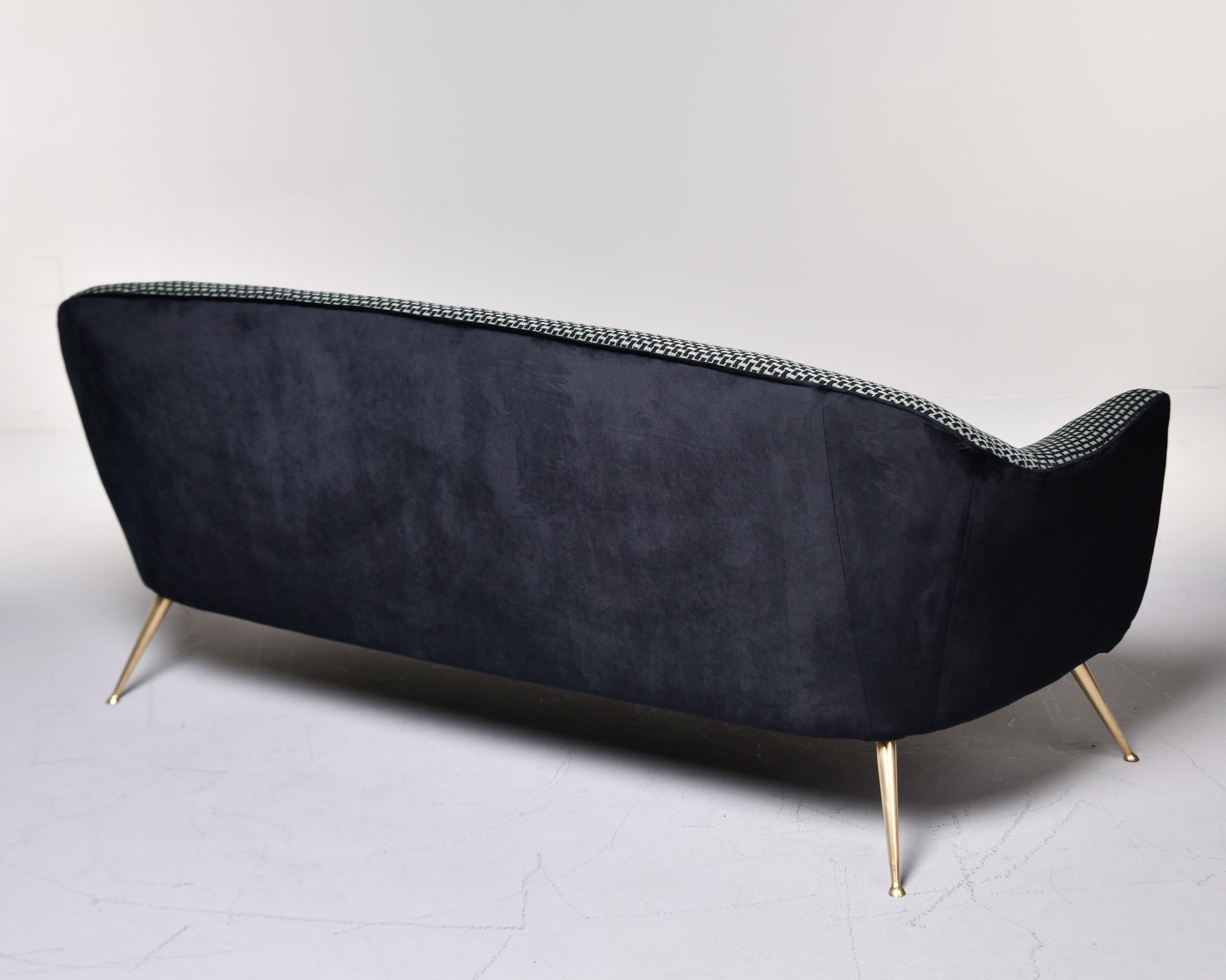Canapé courbé italien du milieu du siècle dernier dans le style de Gio Ponti avec nouveau tissu d'ameublement à épingles en vente 2