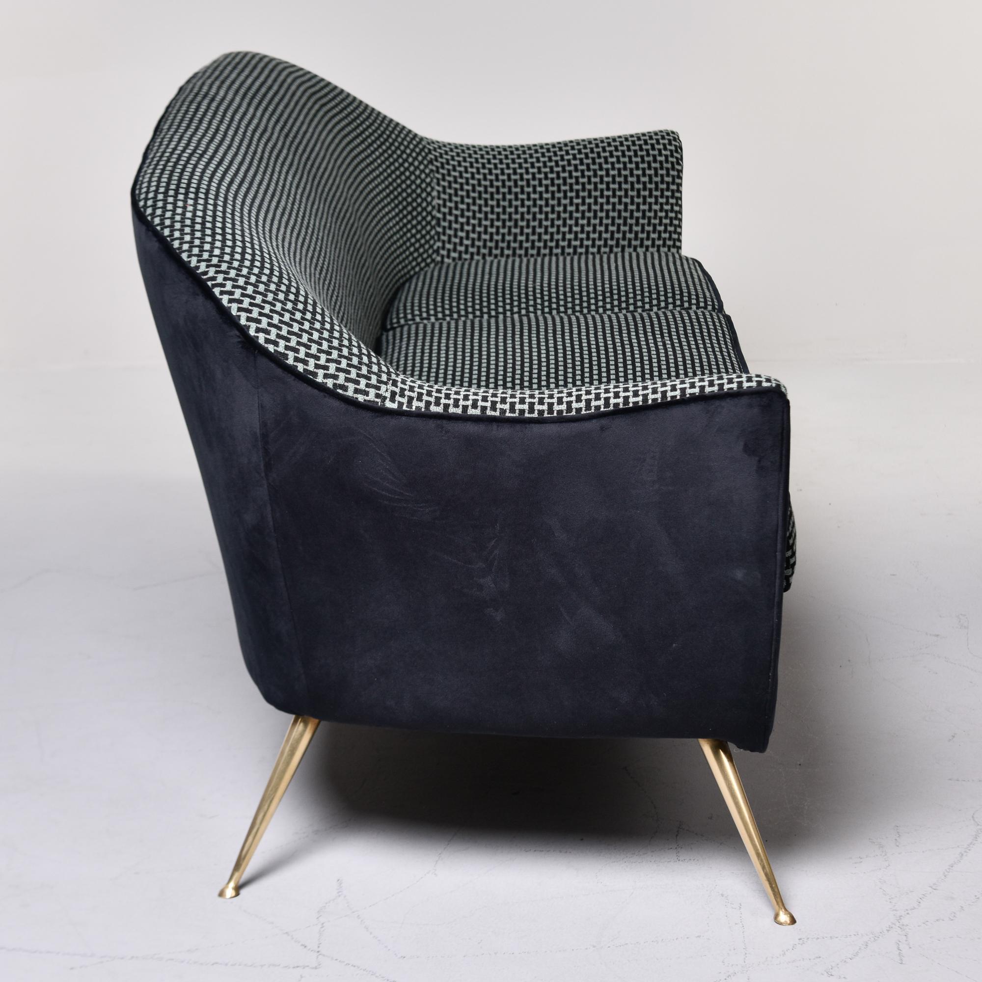 Canapé courbé italien du milieu du siècle dernier dans le style de Gio Ponti avec nouveau tissu d'ameublement à épingles en vente 3