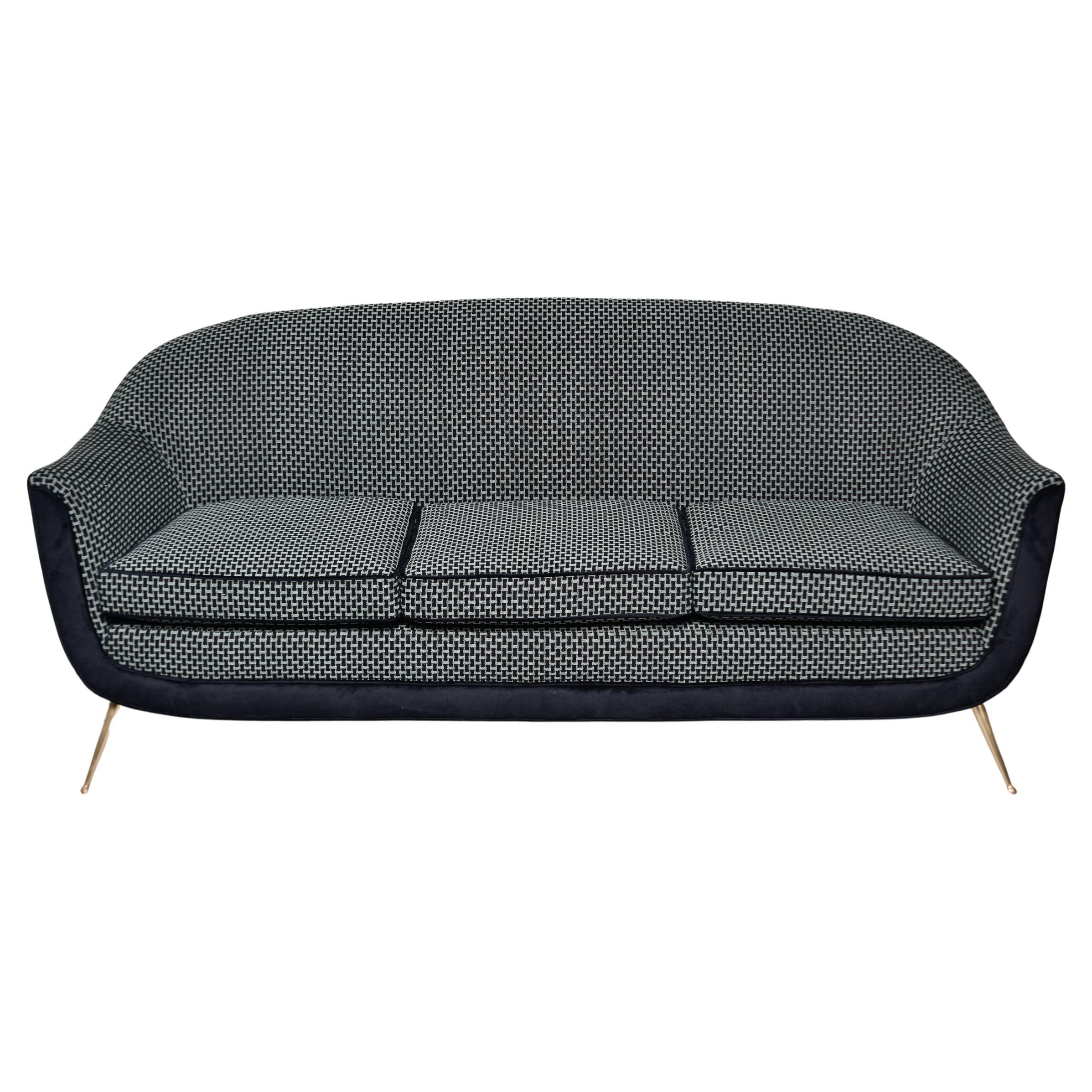 Canapé courbé italien du milieu du siècle dernier dans le style de Gio Ponti avec nouveau tissu d'ameublement à épingles