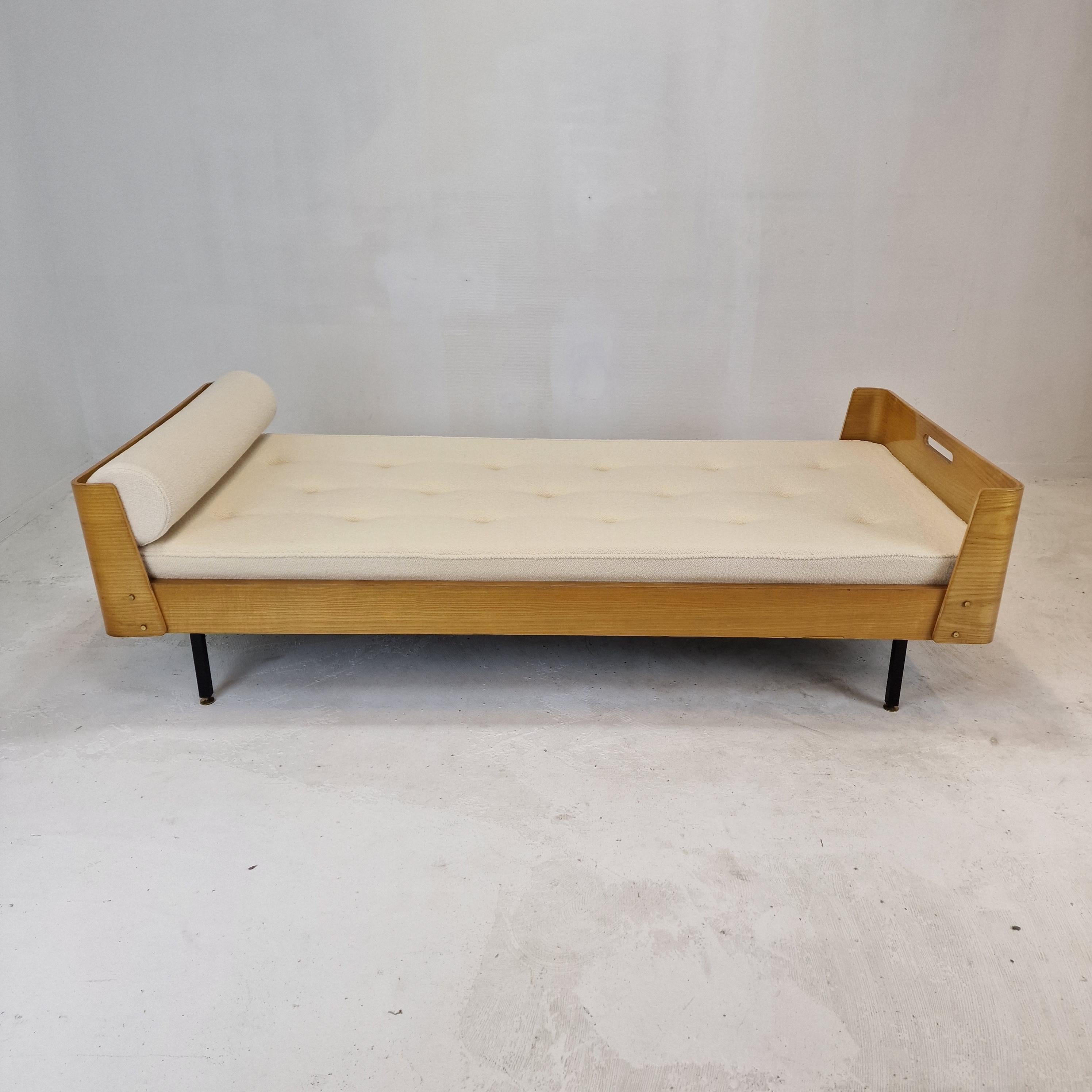 Stunning Italian Daybed, produced in the 50's by RIMA and designed by Gastone Rinaldi.

Very nice curved ash plywood structure, original varnished. 
Strong and solid black steel structure with adjustable brass feet. 
The structure has comfortable