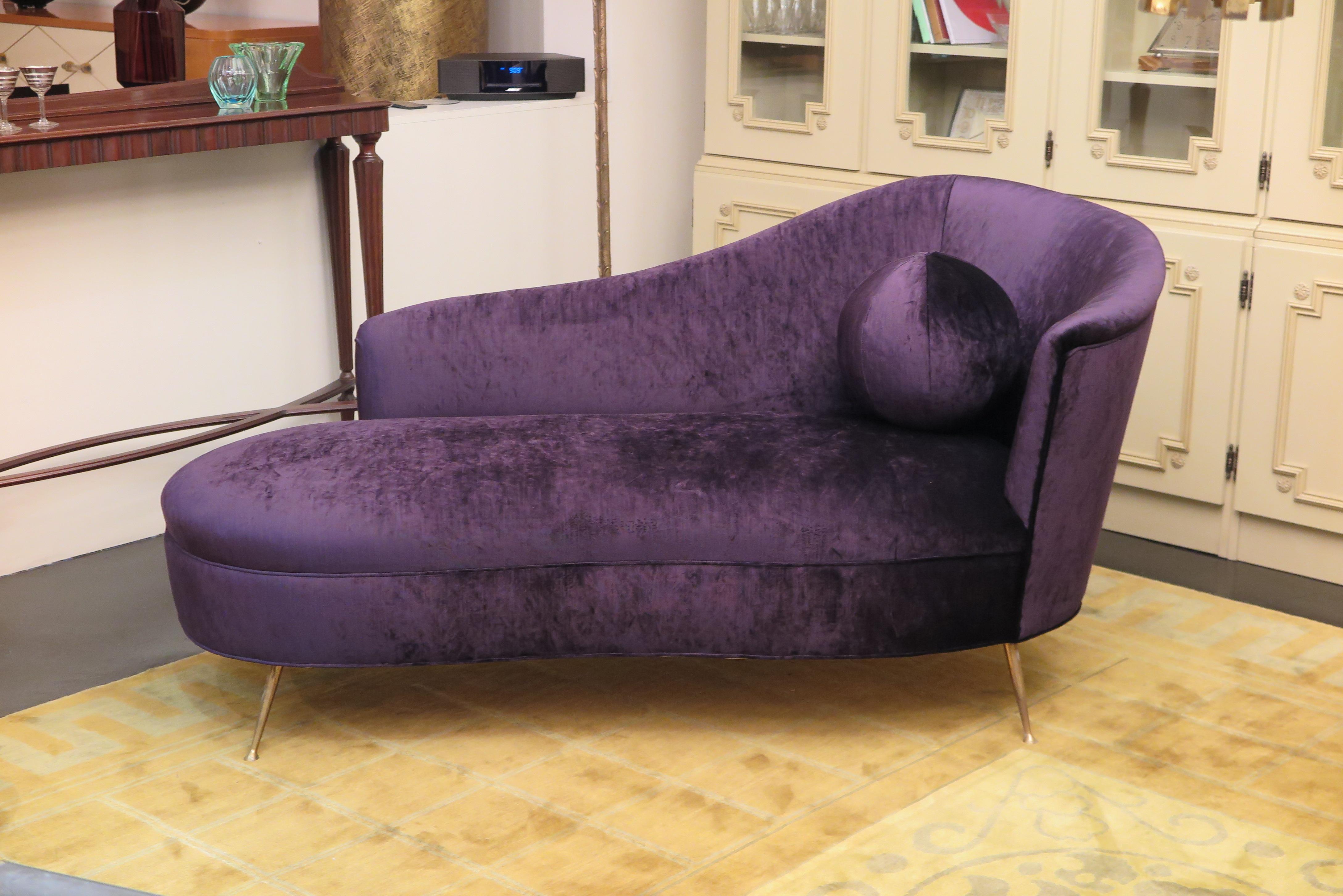 Italian mid-century daybed with feminine curves in purple velvet. This newly upholstered daybed features an upholstered curved frame, perfect for a luxury closet or bedroom. Four brass legs are tapered. Rounded accent pillow is a whimsical new