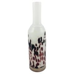 Vase en verre laiteux en forme de bouteille, décoré de feuilles peintes, datant de 1960.