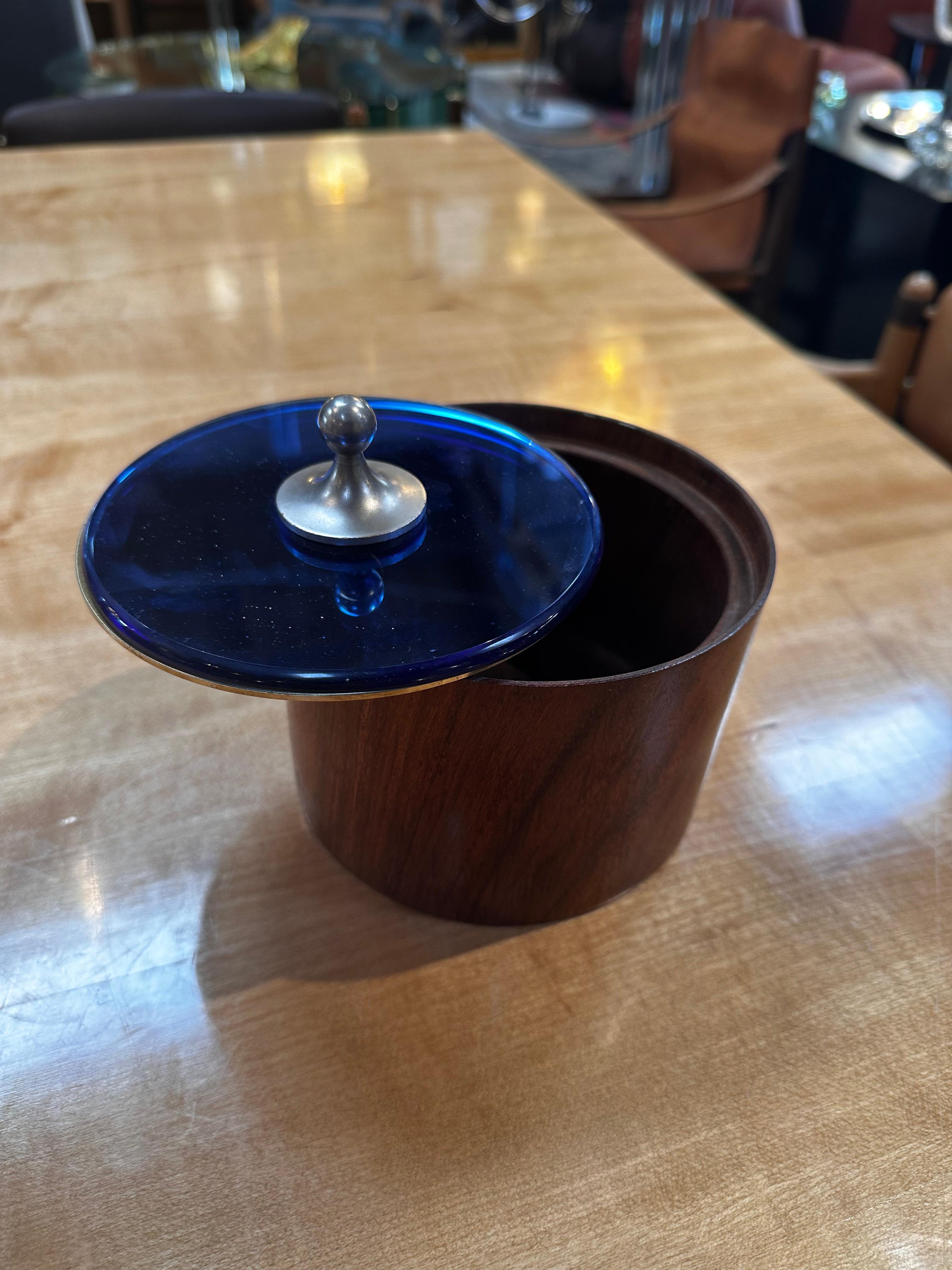 Die Vintage Italian Decorative Brass and Blue Glass Box aus den 1960er Jahren ist ein elegantes und einzigartiges Stück Retro-Dekor. Die Mitte des 20. Jahrhunderts in Italien gefertigte Dose zeichnet sich durch eine stilvolle Kombination aus Messing
