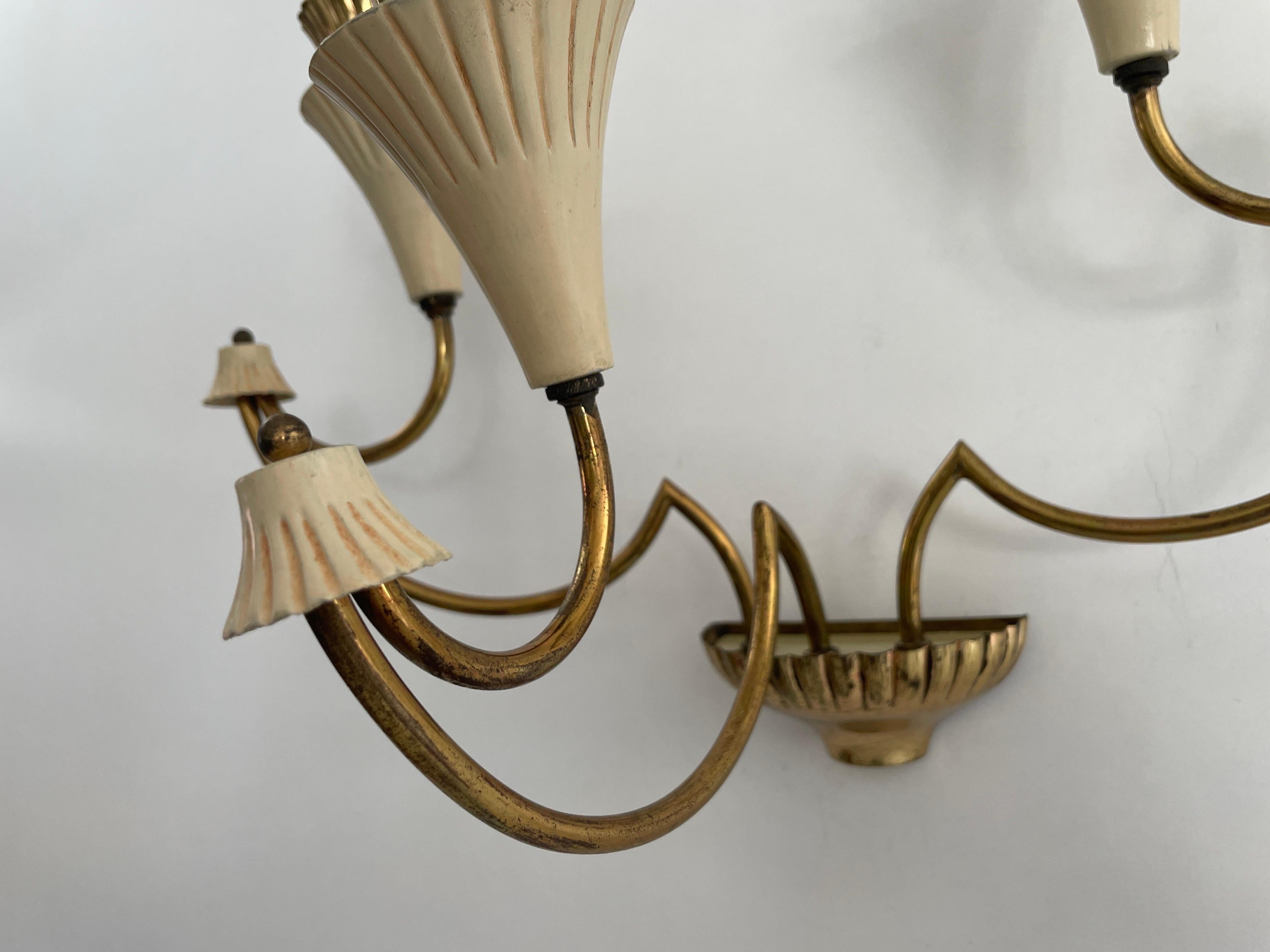 Pareja de candelabros Sputnik de 3 brazos de diseño italiano de mediados de siglo, años 50, Italia Latón en venta