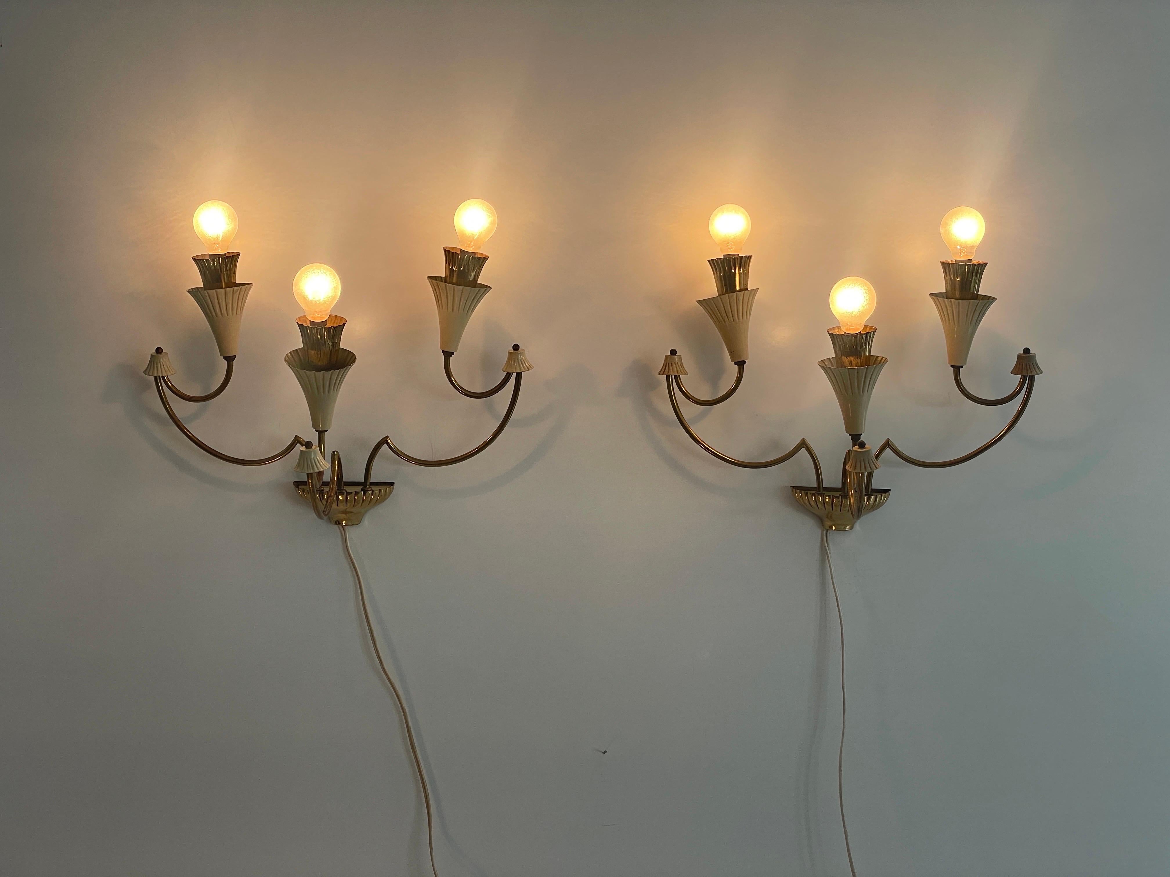 Pareja de candelabros Sputnik de 3 brazos de diseño italiano de mediados de siglo, años 50, Italia en venta 2