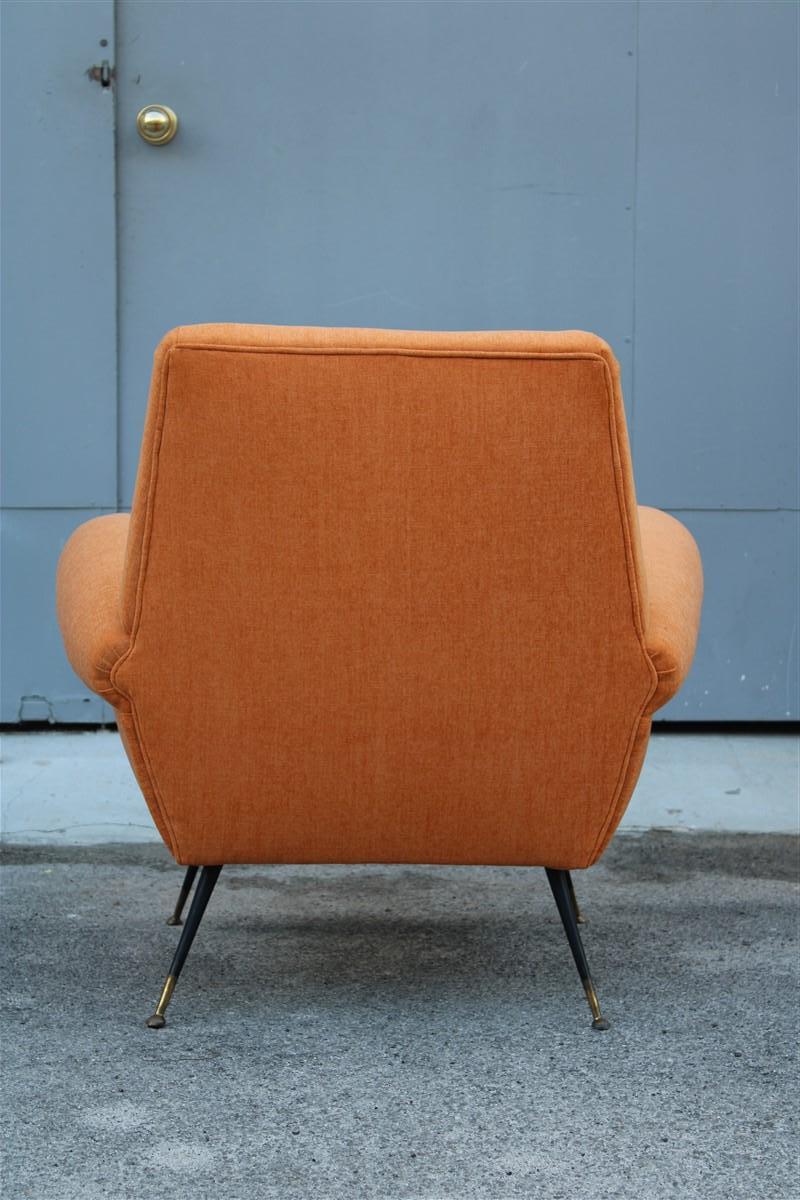 Fauteuil design italien du milieu du siècle, velours orange, pieds en fer et laiton  Gigi Radice  en vente 2