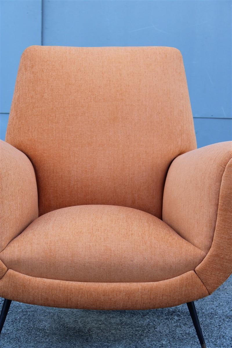 Milieu du XXe siècle Fauteuil design italien du milieu du siècle, velours orange, pieds en fer et laiton  Gigi Radice  en vente