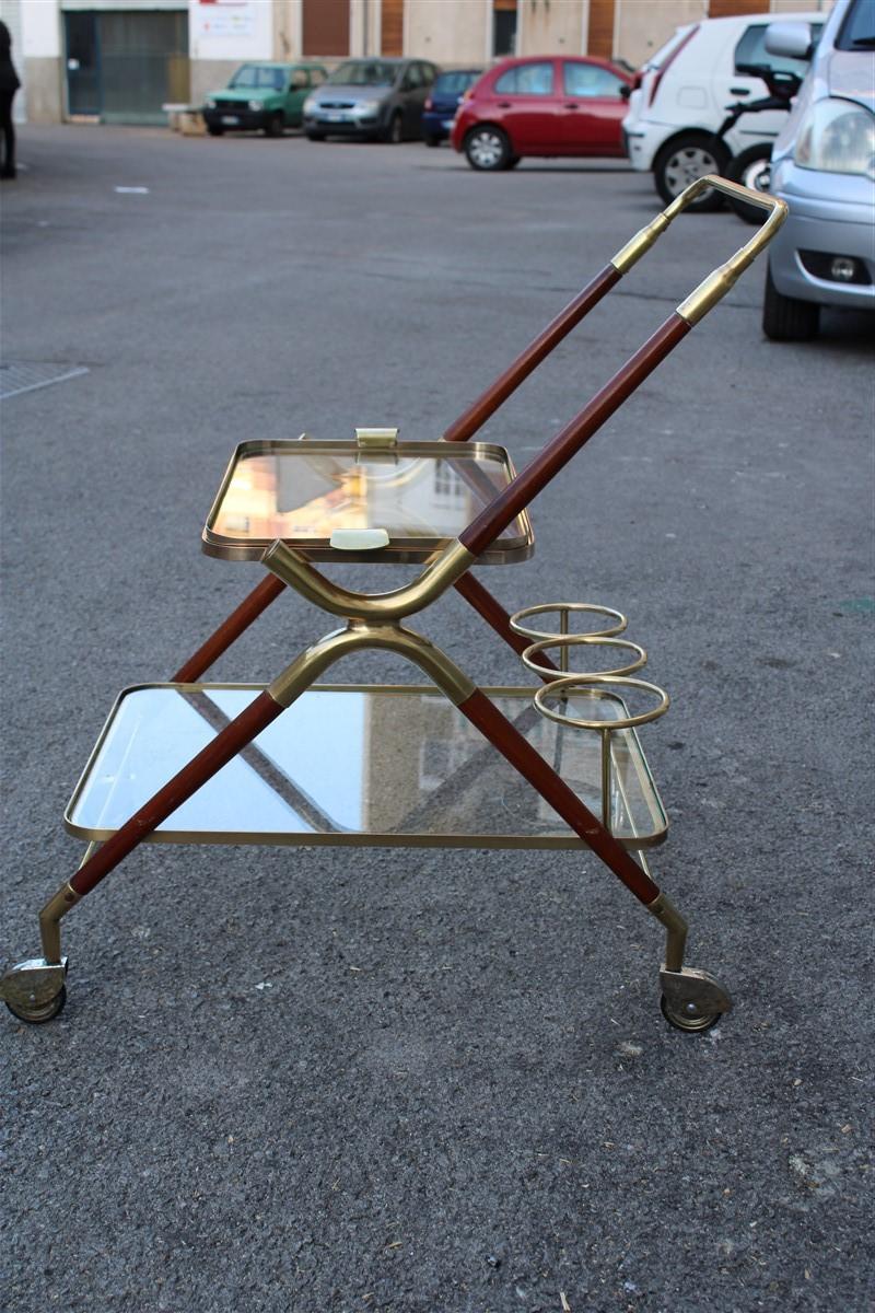 Mid-Century Italienisches Design Barwagen Holz und Messing Gold Glasplatte abnehmbares Tablett (Moderne der Mitte des Jahrhunderts) im Angebot