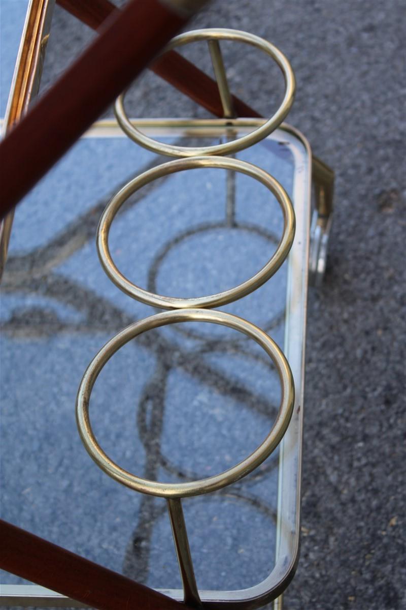 Carrito de bar de diseño italiano de mediados de siglo Madera y latón Tapa de cristal dorado Bandeja extraíble Italiano en venta