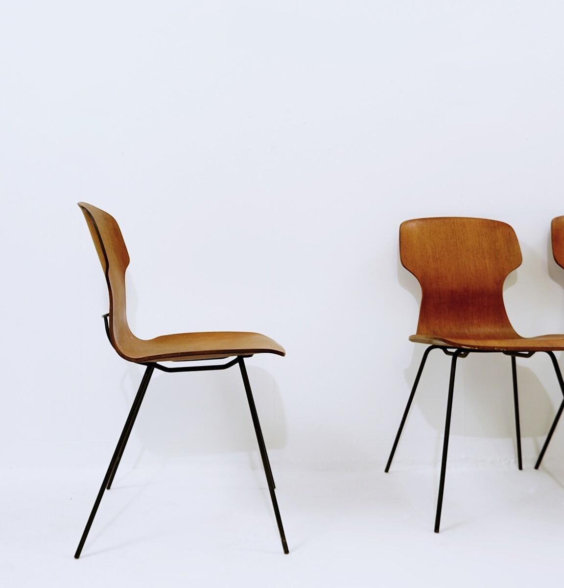 Mid Century Italian Design Curved Teak Dining Chairs in the Style of Carlo Ratti In Good Condition In Brussels , BE