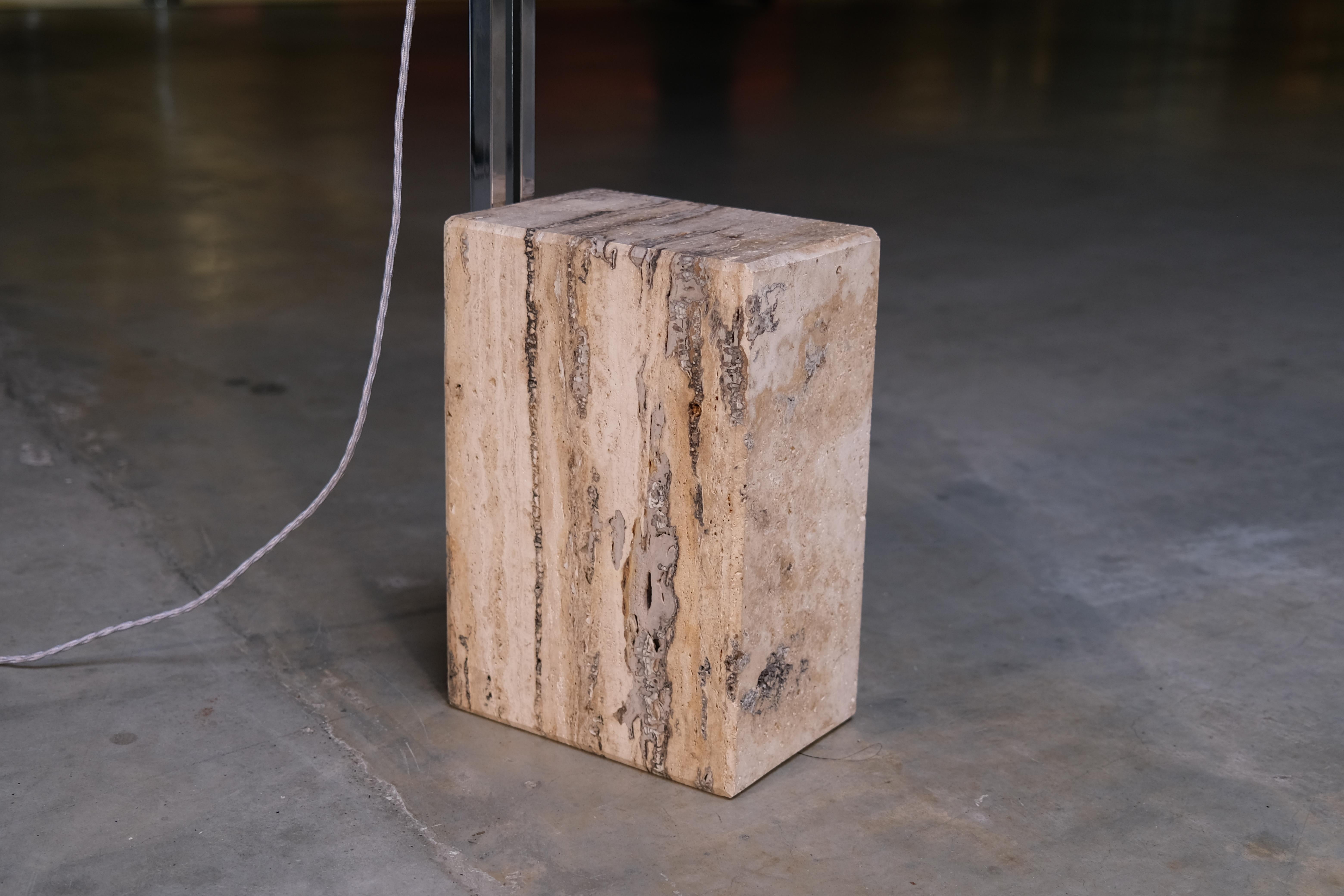 Lampada da terra di design italiano del Medioevo in ottone cromato su base di marmo beige in vendita 4