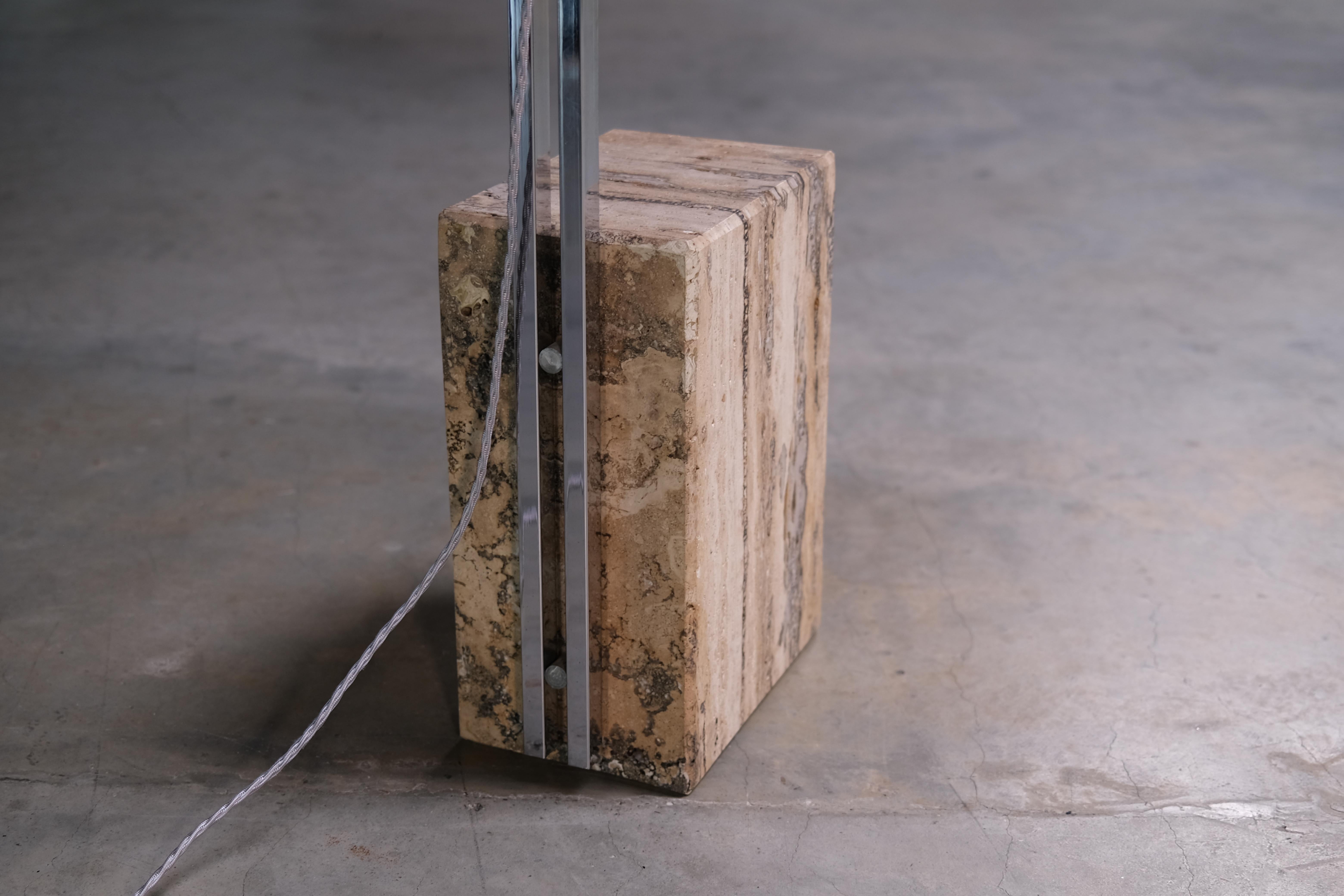 Lampada da terra di design italiano del Medioevo in ottone cromato su base di marmo beige in vendita 5