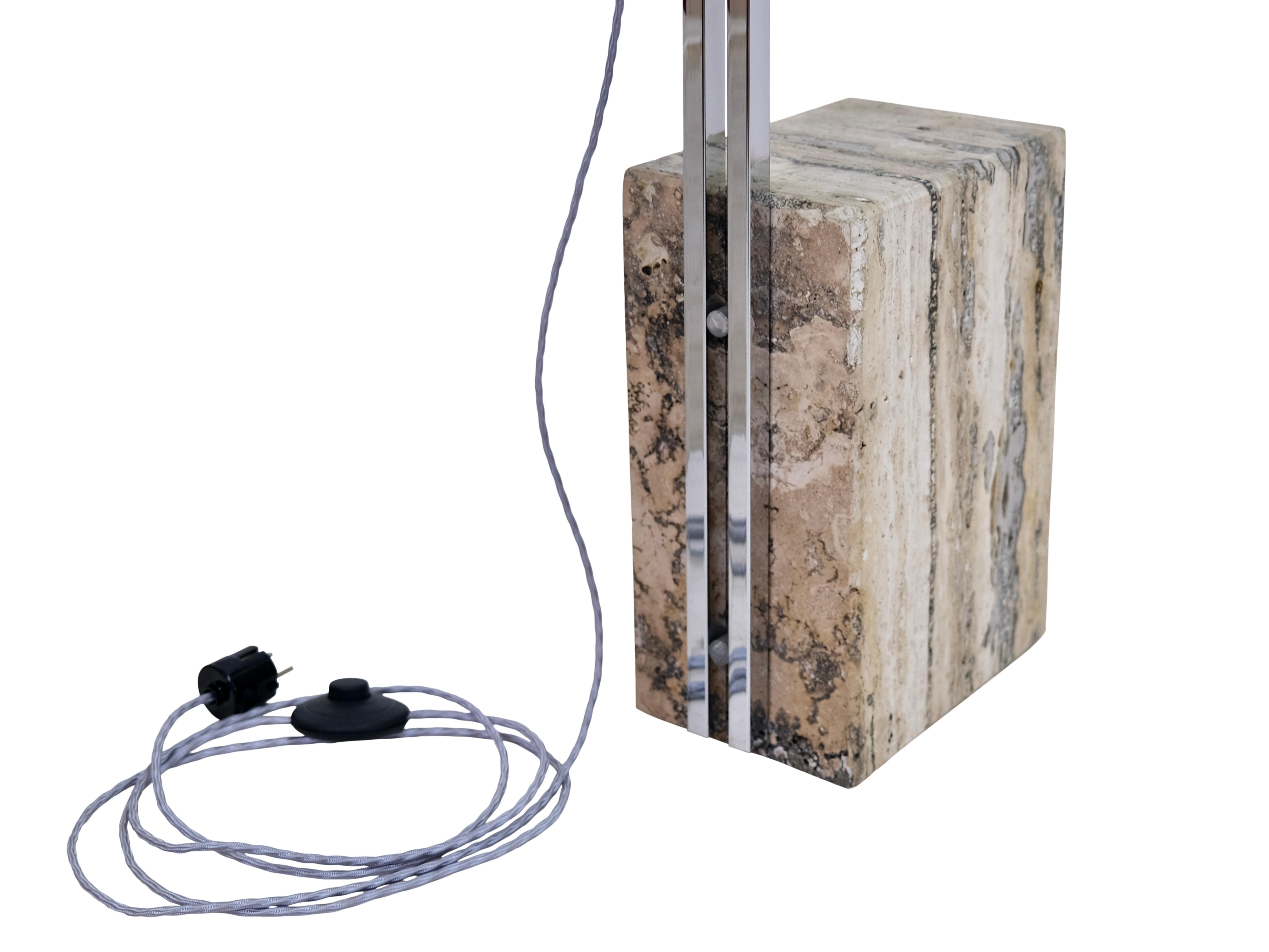 Cromo Lampada da terra di design italiano del Medioevo in ottone cromato su base di marmo beige in vendita