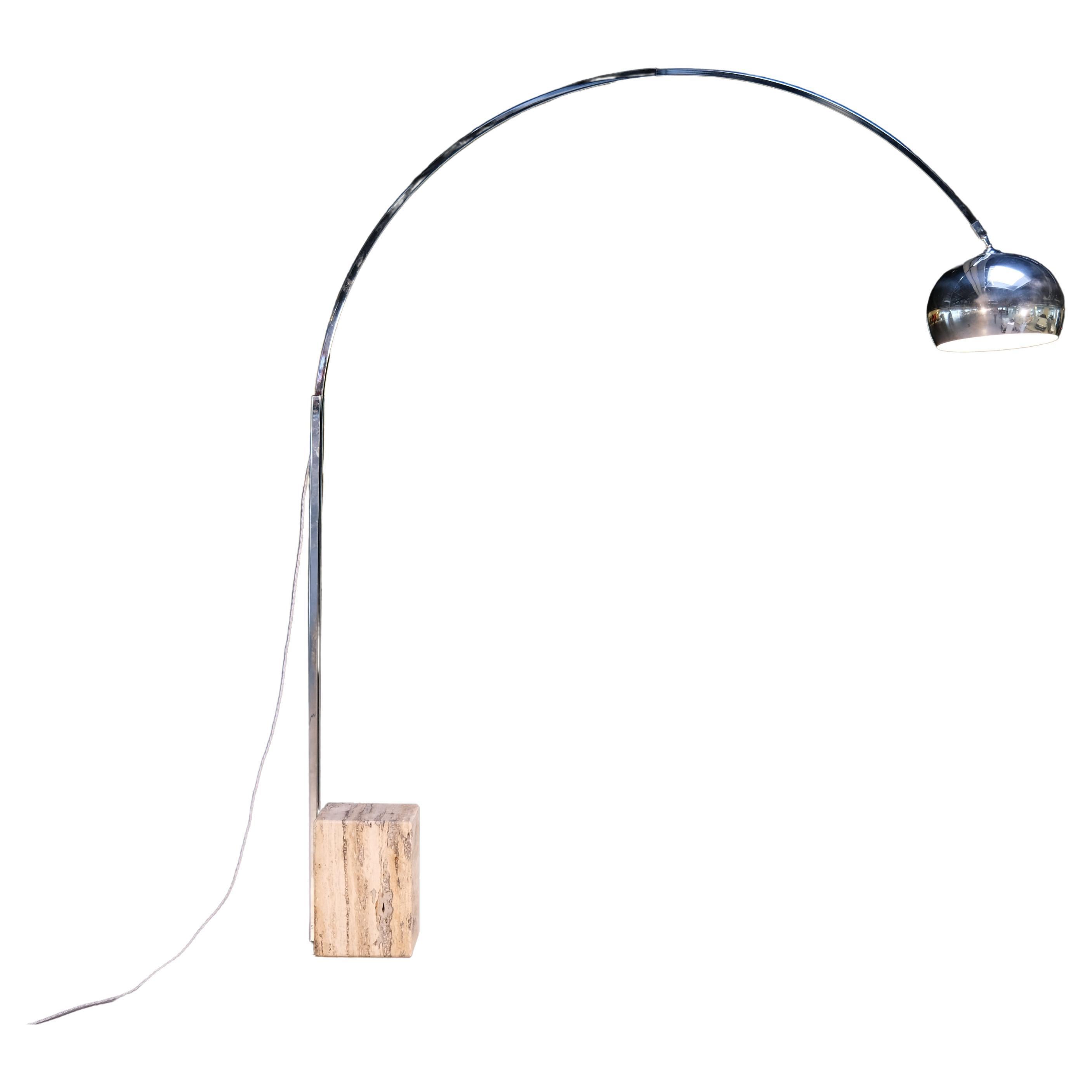 Lampada da terra di design italiano del Medioevo in ottone cromato su base di marmo beige