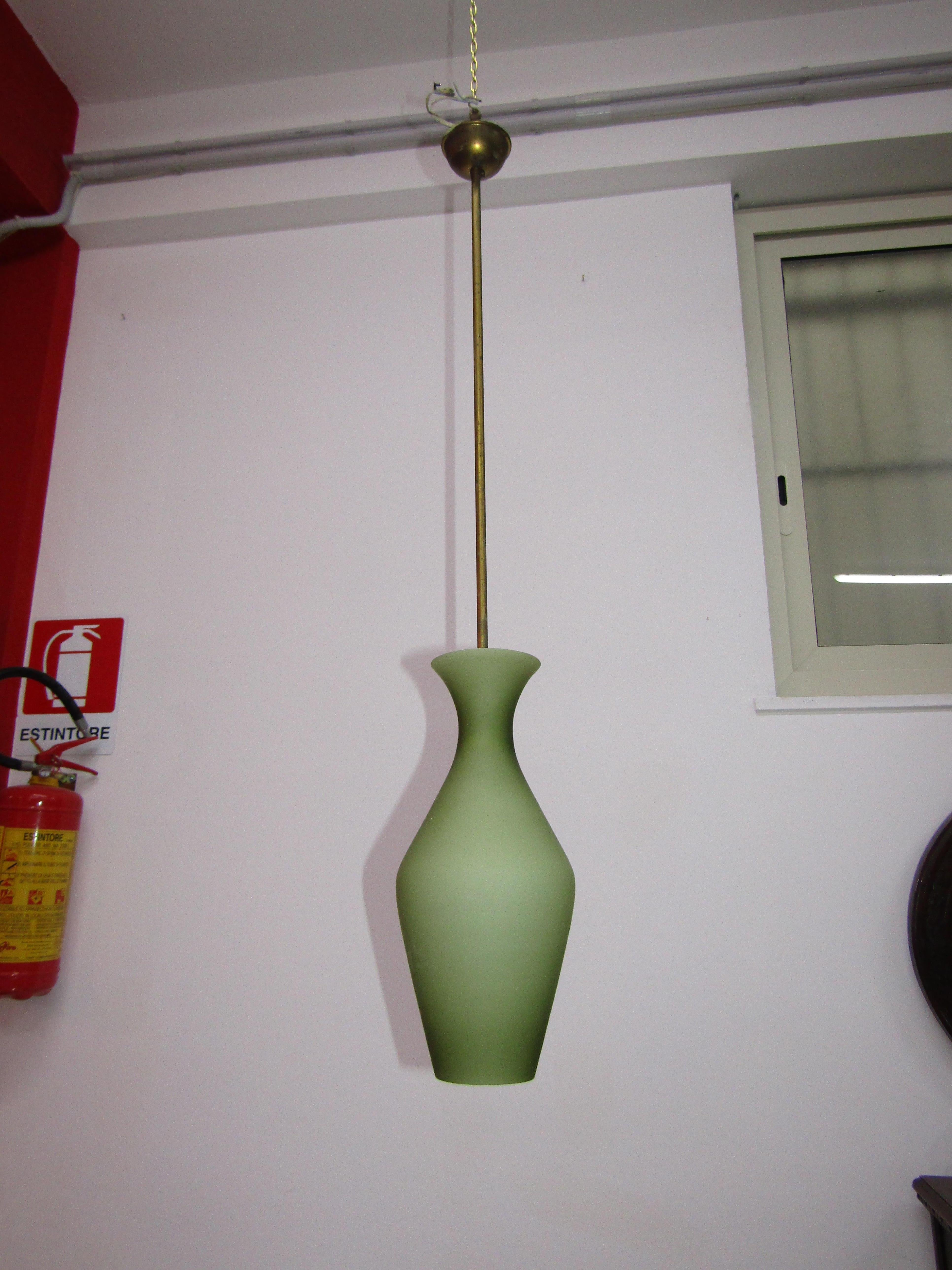 Stilnovo satin glass and brass pendant from the 1950s. Charming blown glass body / made of 