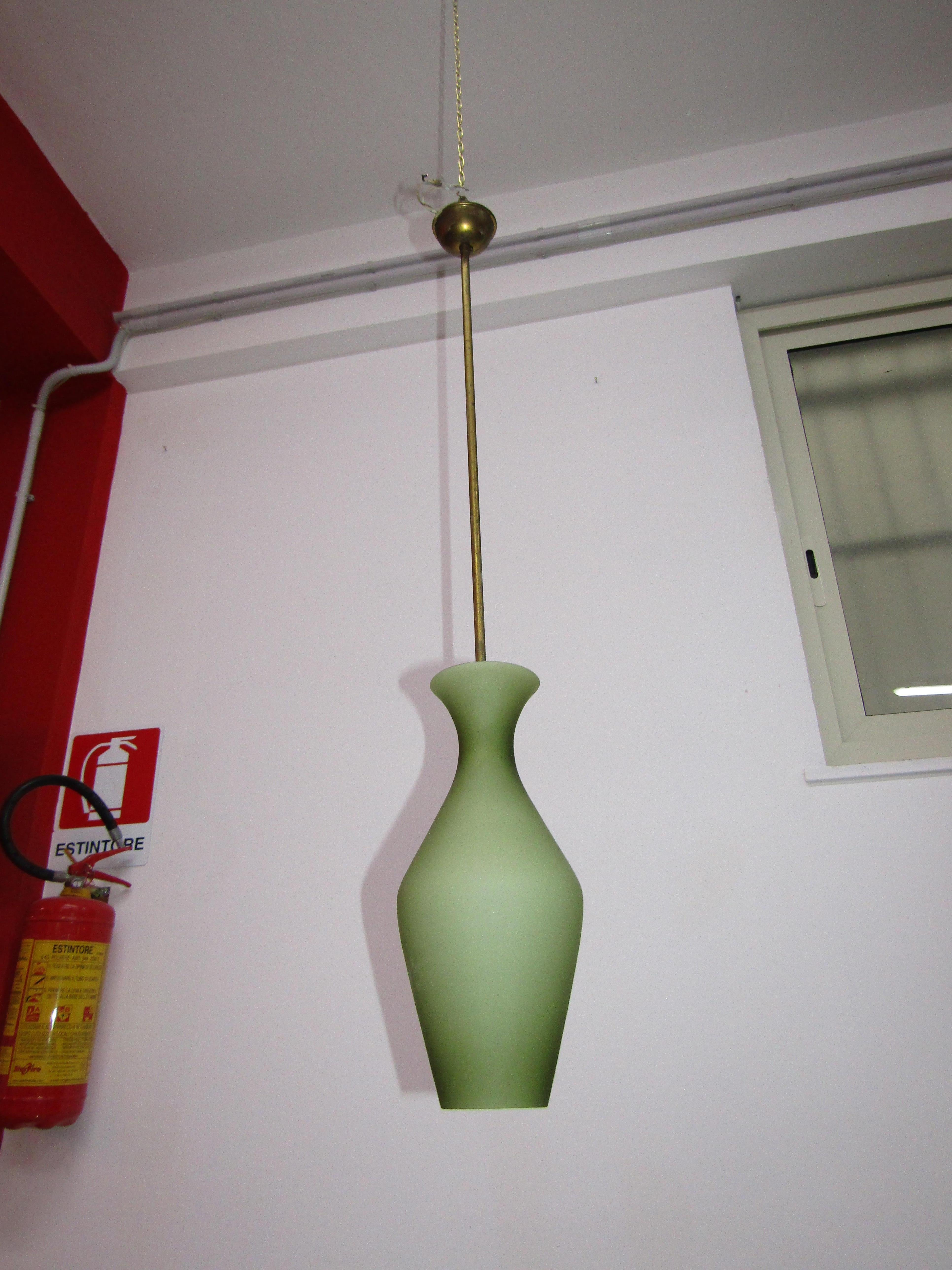 Italian chandelier in green glass with a Stilnovo midcentury brass structure For Sale
