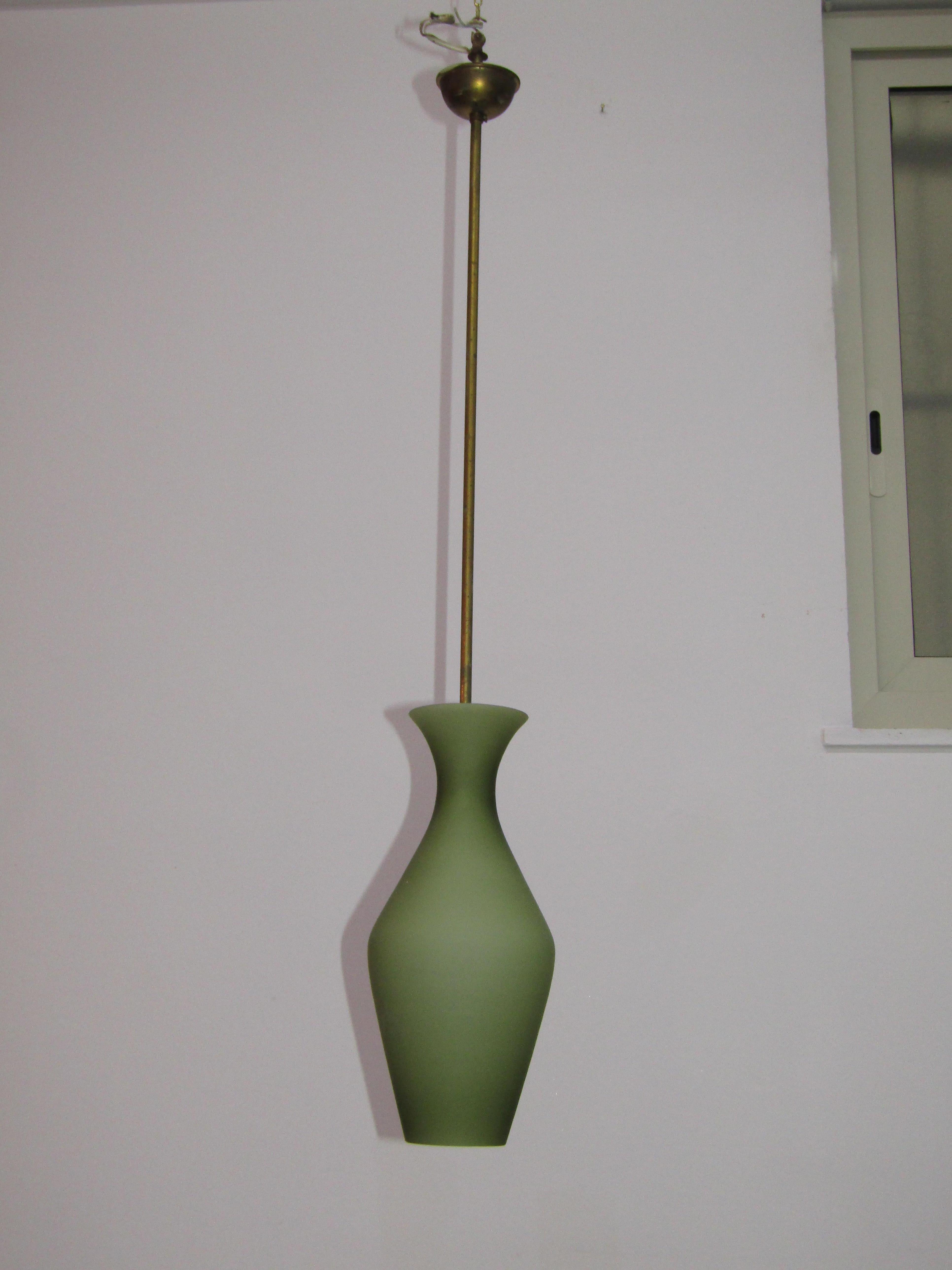 Hand-Crafted chandelier in green glass with a Stilnovo midcentury brass structure For Sale
