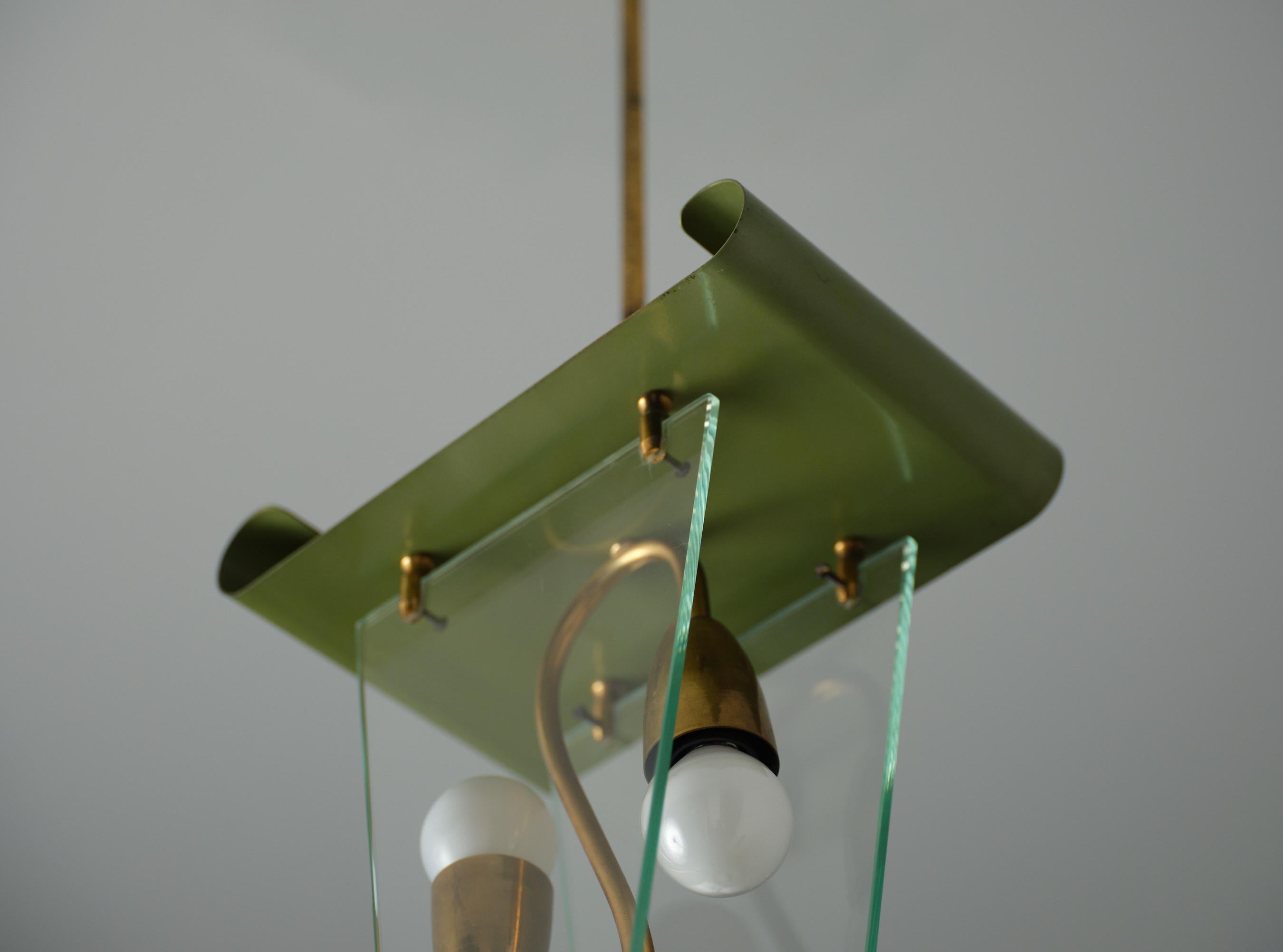 Mid-Century moderno Lampada a sospensione di design italiano di metà secolo in ottone e metallo laccato verde in vendita