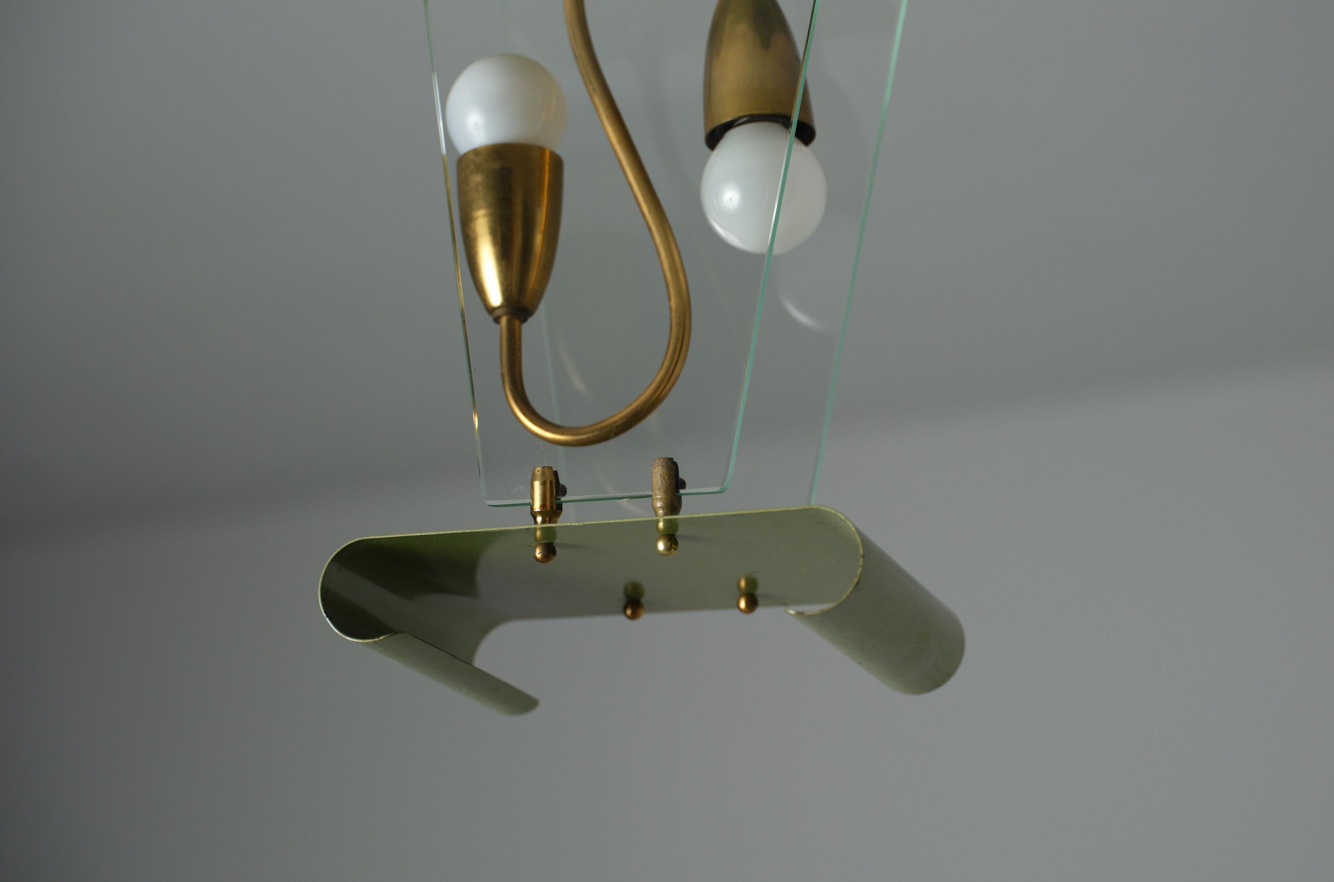 Italiano Lampada a sospensione di design italiano di metà secolo in ottone e metallo laccato verde in vendita