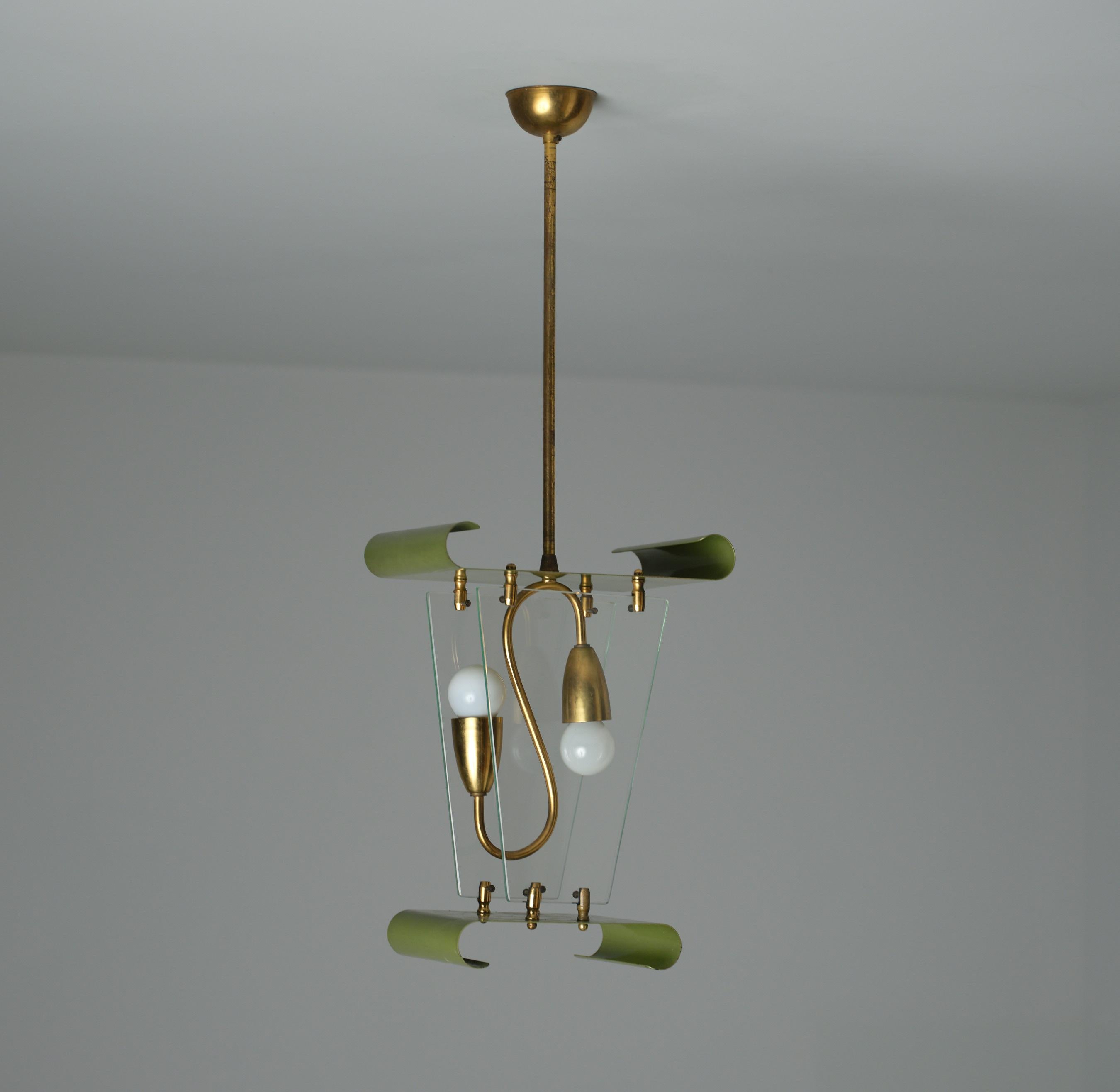 Lampada a sospensione di design italiano di metà secolo in ottone e metallo laccato verde In condizioni buone in vendita a Rome, IT