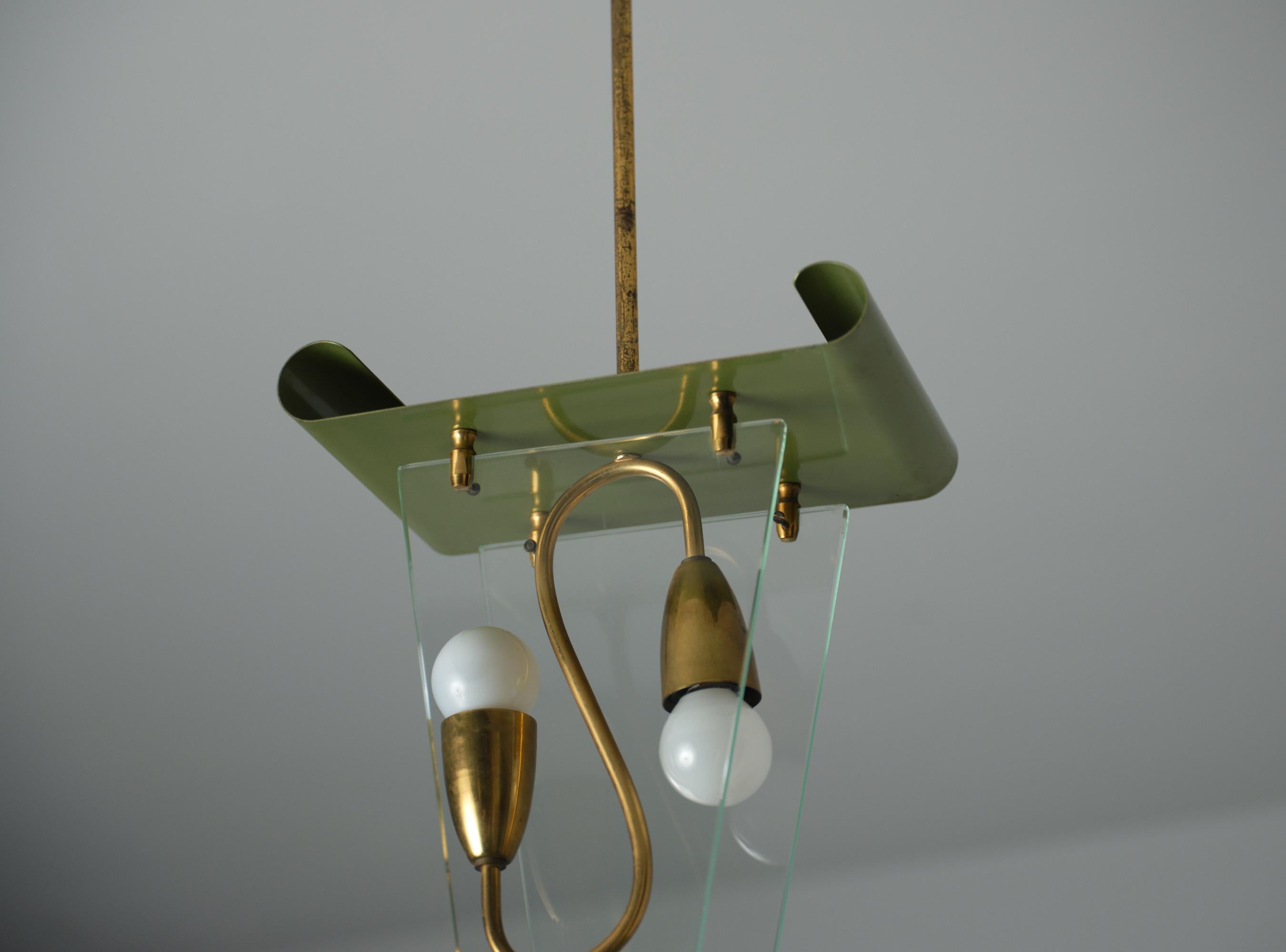 Metà XX secolo Lampada a sospensione di design italiano di metà secolo in ottone e metallo laccato verde in vendita