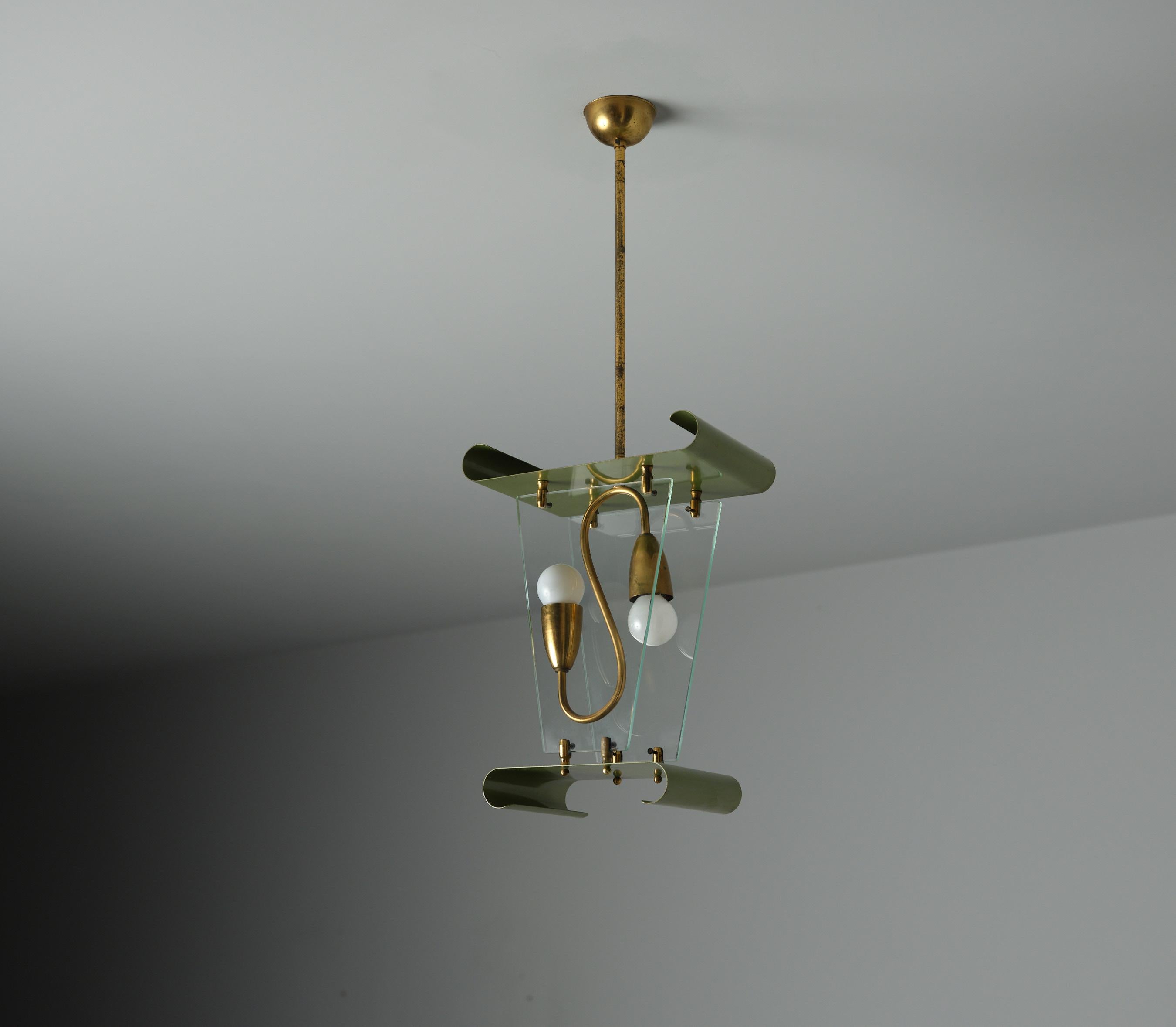 Metallo Lampada a sospensione di design italiano di metà secolo in ottone e metallo laccato verde in vendita