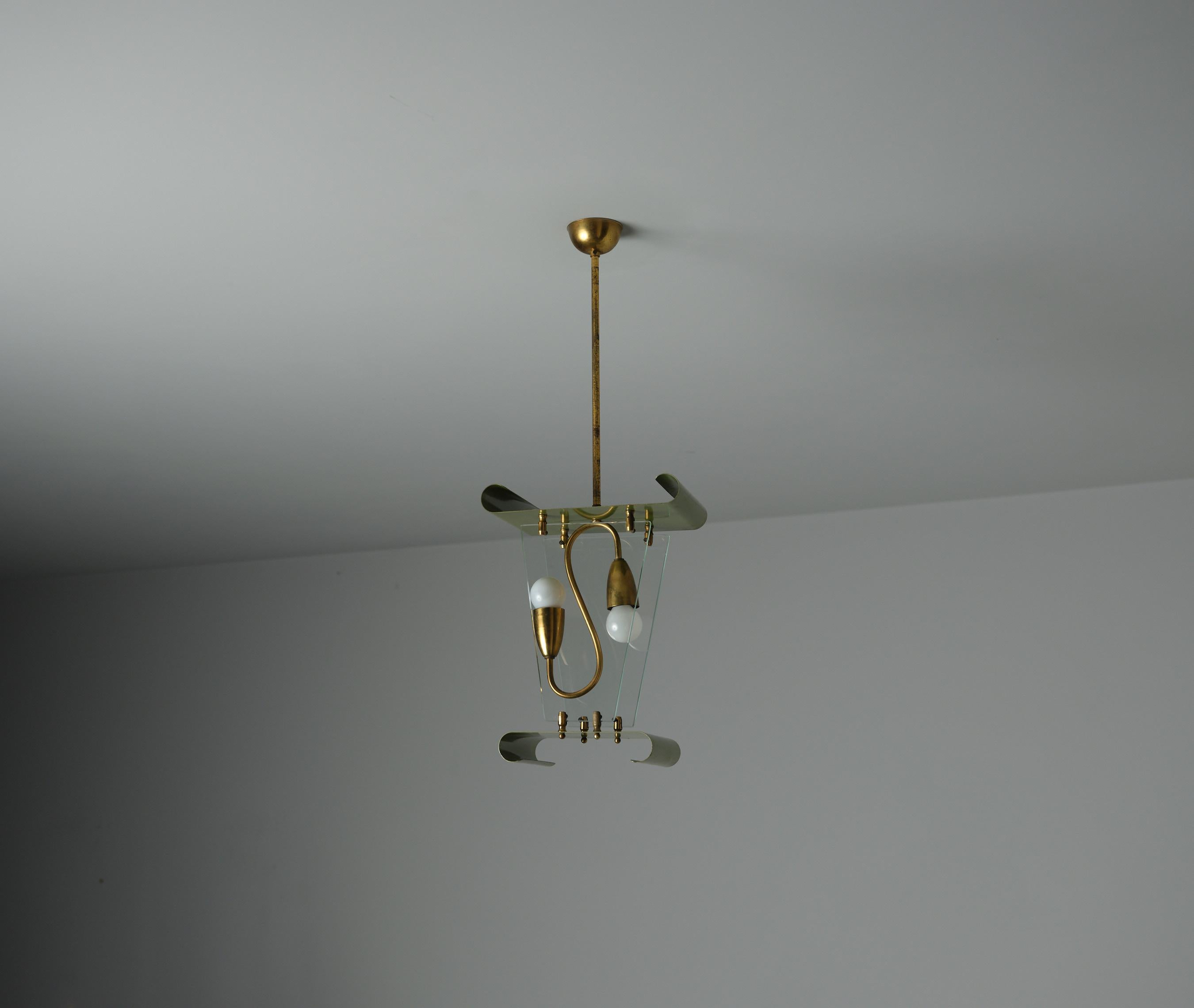 Lampada a sospensione di design italiano di metà secolo in ottone e metallo laccato verde in vendita 1