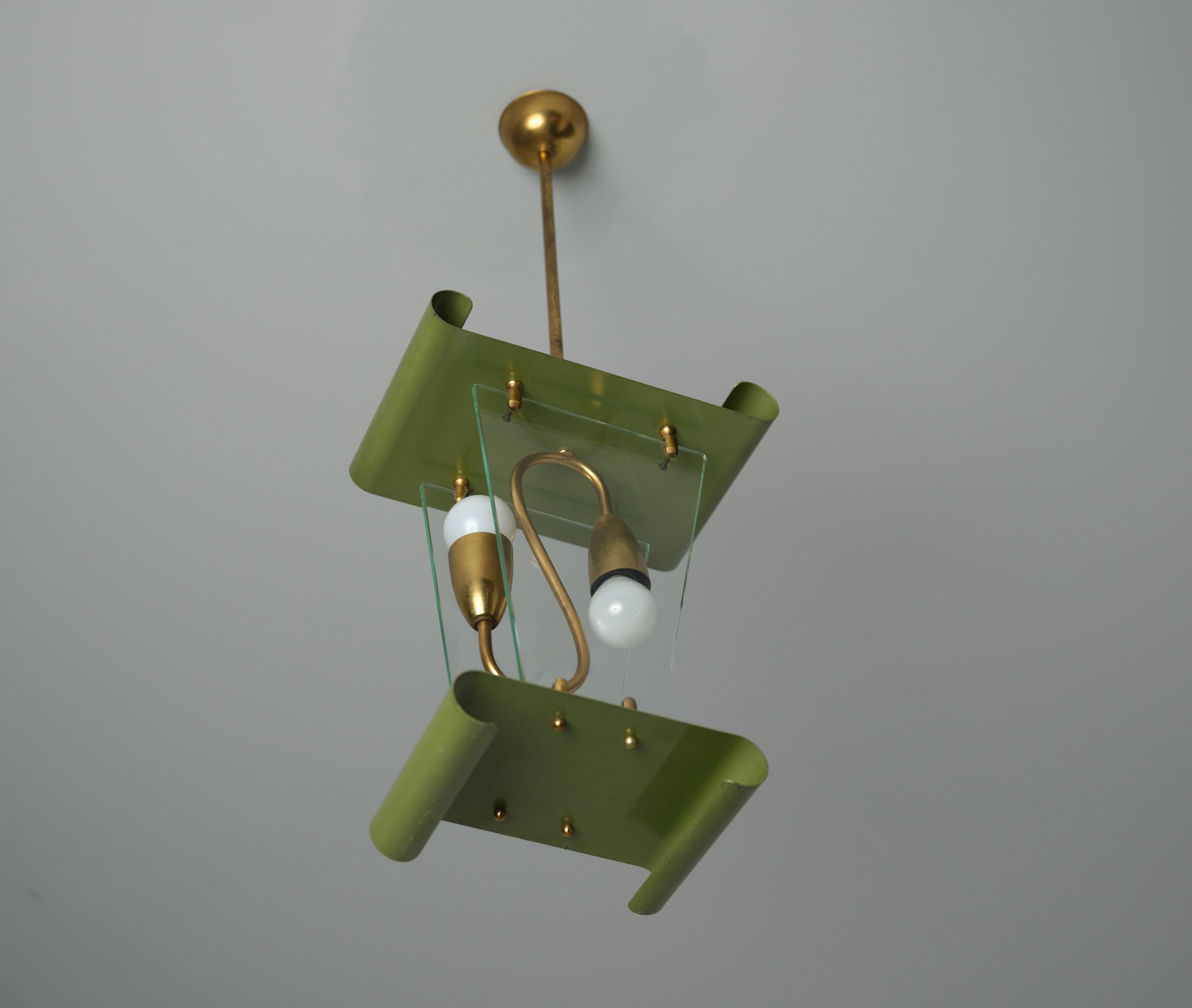 Lampada a sospensione di design italiano di metà secolo in ottone e metallo laccato verde in vendita 2