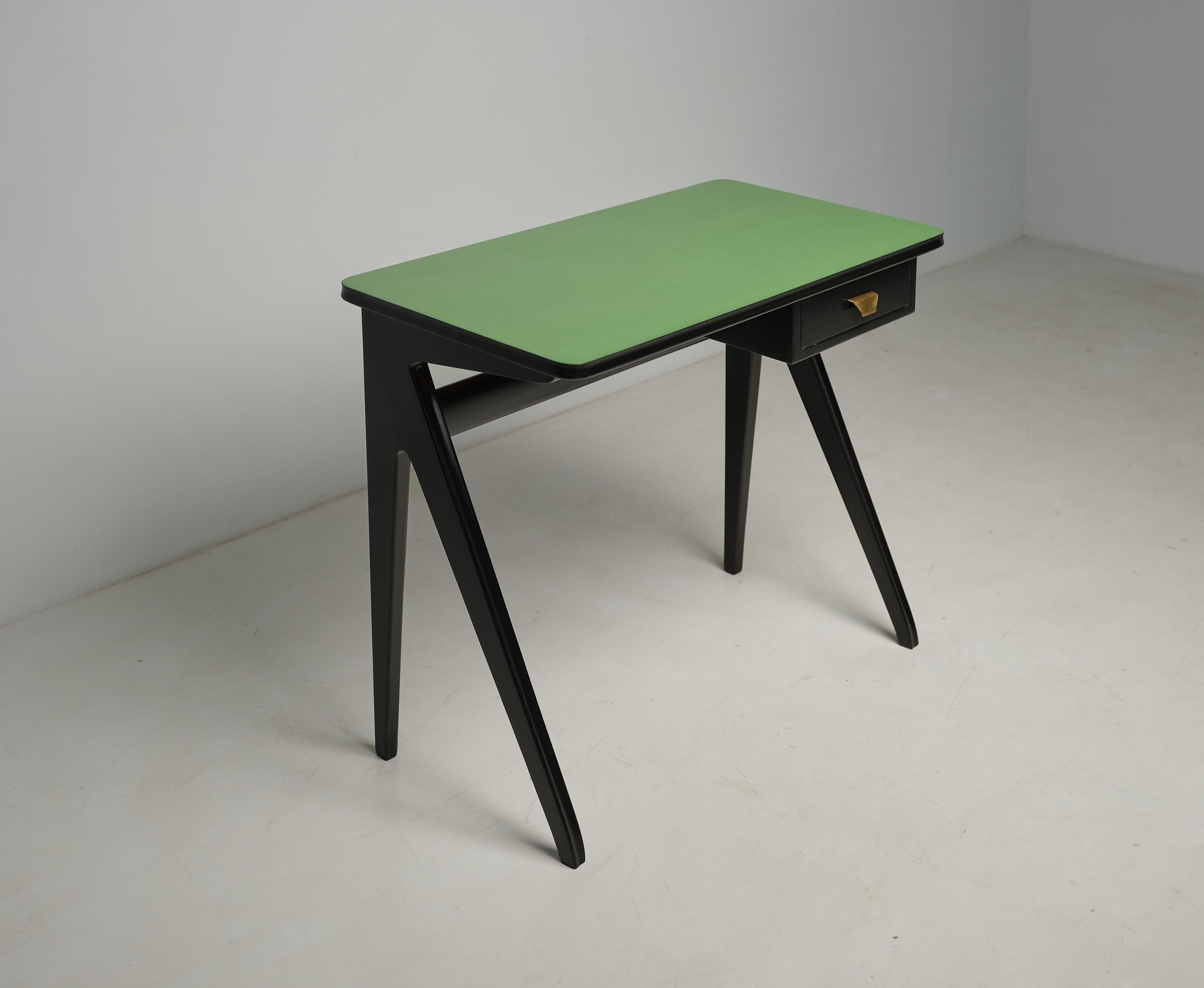 Mid-Century Italian Desk, 1950s, Fully Restored with Shellac Finish For Sale 1