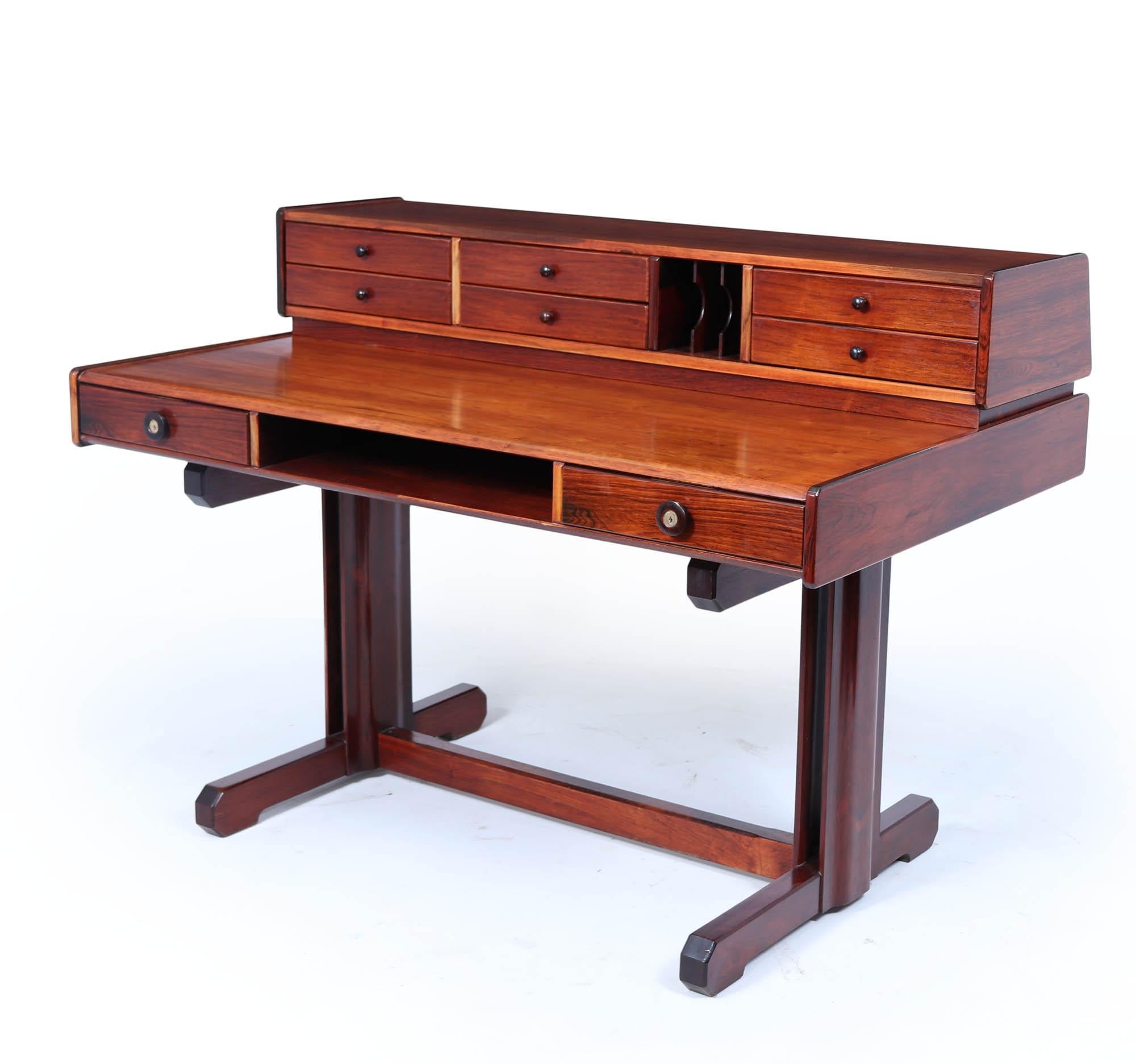 Italienischer Schreibtisch aus der Mitte des Jahrhunderts von Frattini
Wir präsentieren den exquisiten Mid Century Italian Desk von Gianfranco Frattini, ein zeitloses Möbelstück, das Funktionalität und atemberaubende Ästhetik nahtlos miteinander