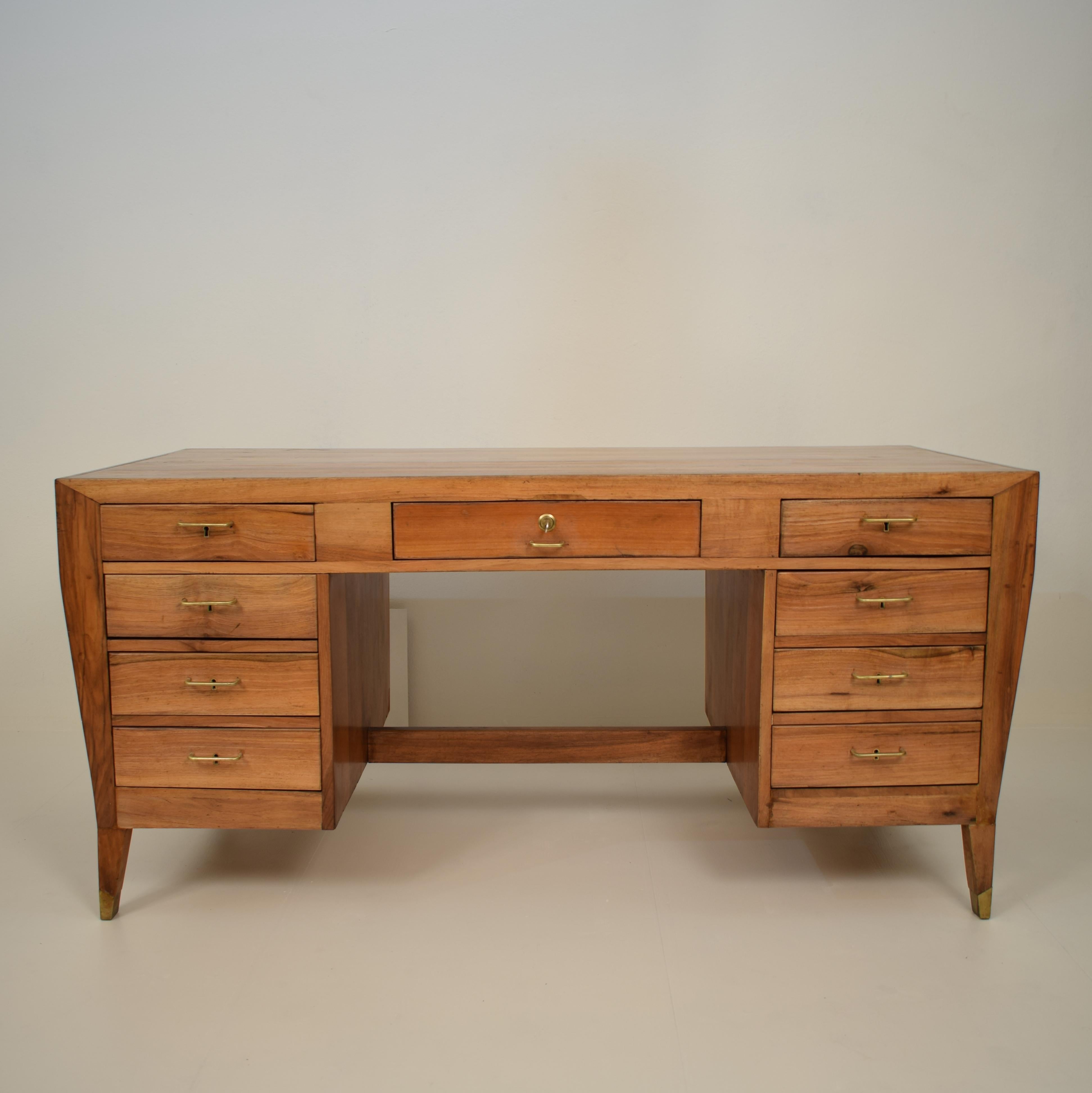 This beautiful midcentury Italian desk was designed by Gio Ponti for Banca Nazionale del Lavoro. It is made in brown walnut and brass, circa 1950.
Produced by Giordano Chiesa.
Bibliography: Magazine Edilizia Moderna nr.52-1954, page 91.
It has got