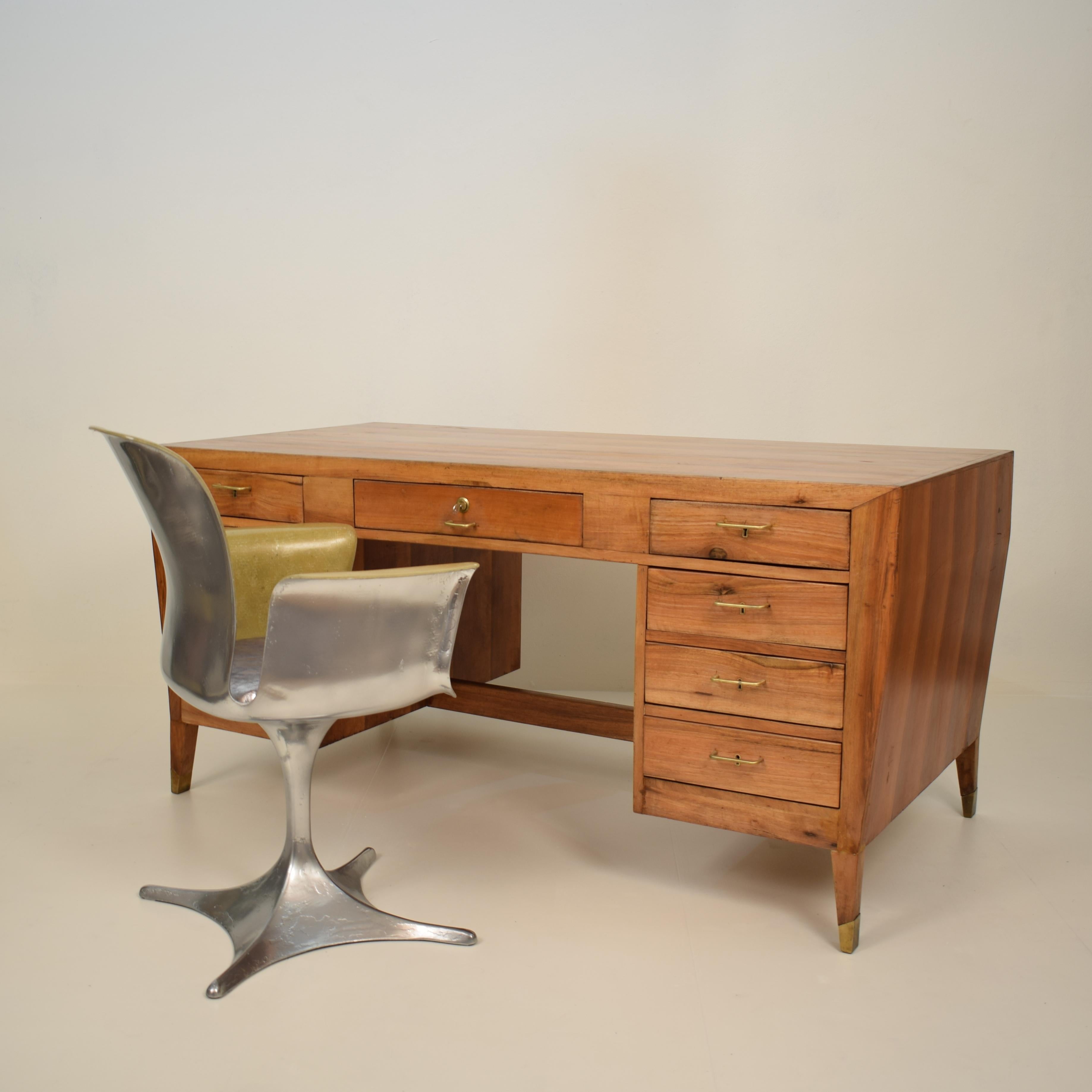 Midcentury Italian Desk by Gio Ponti in Brown Walnut and Brass, circa 1950 3