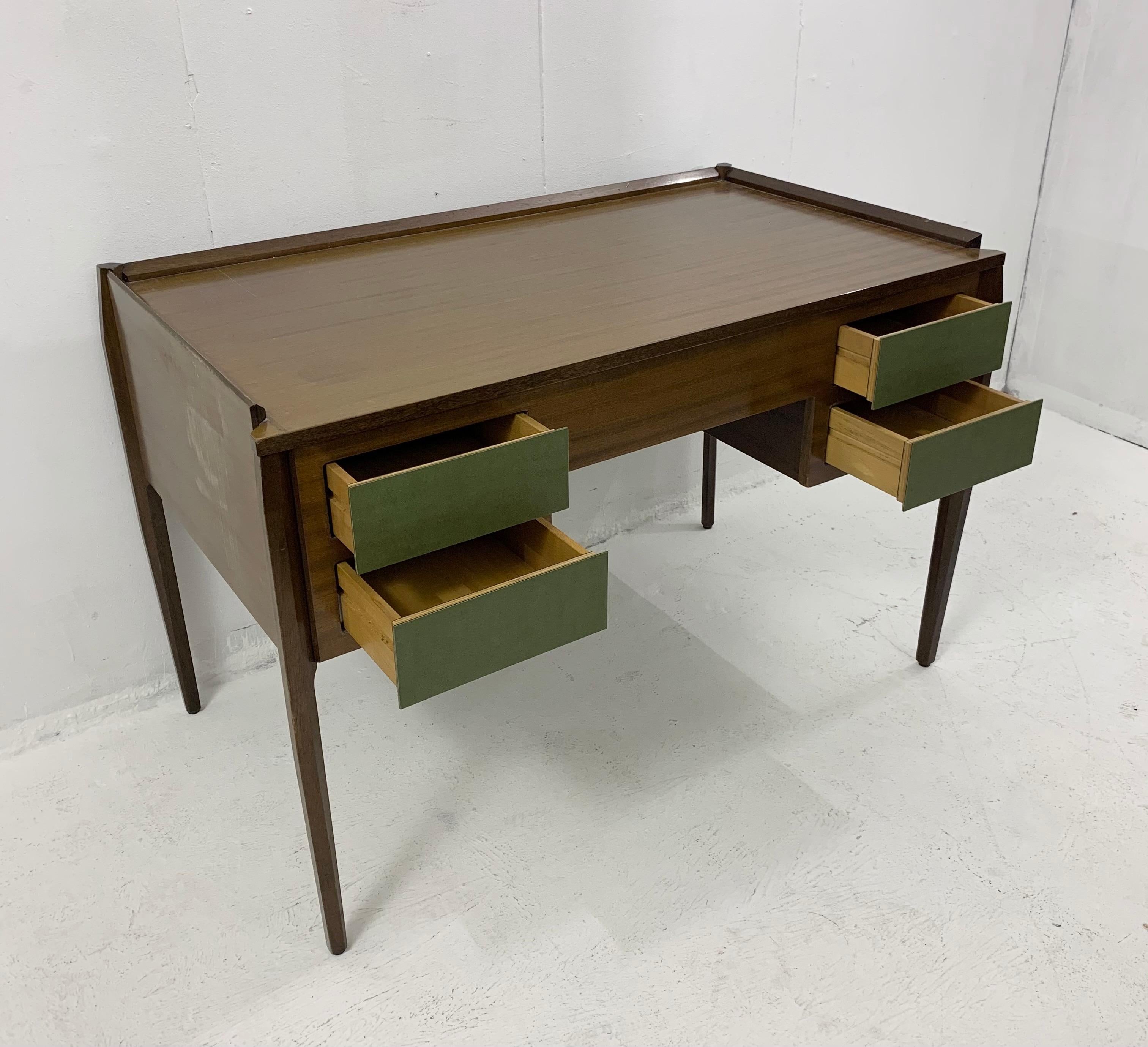 Mid-Century Modern Wooden Italian Desk with 4 Green Drawers  In Fair Condition For Sale In Brussels, BE