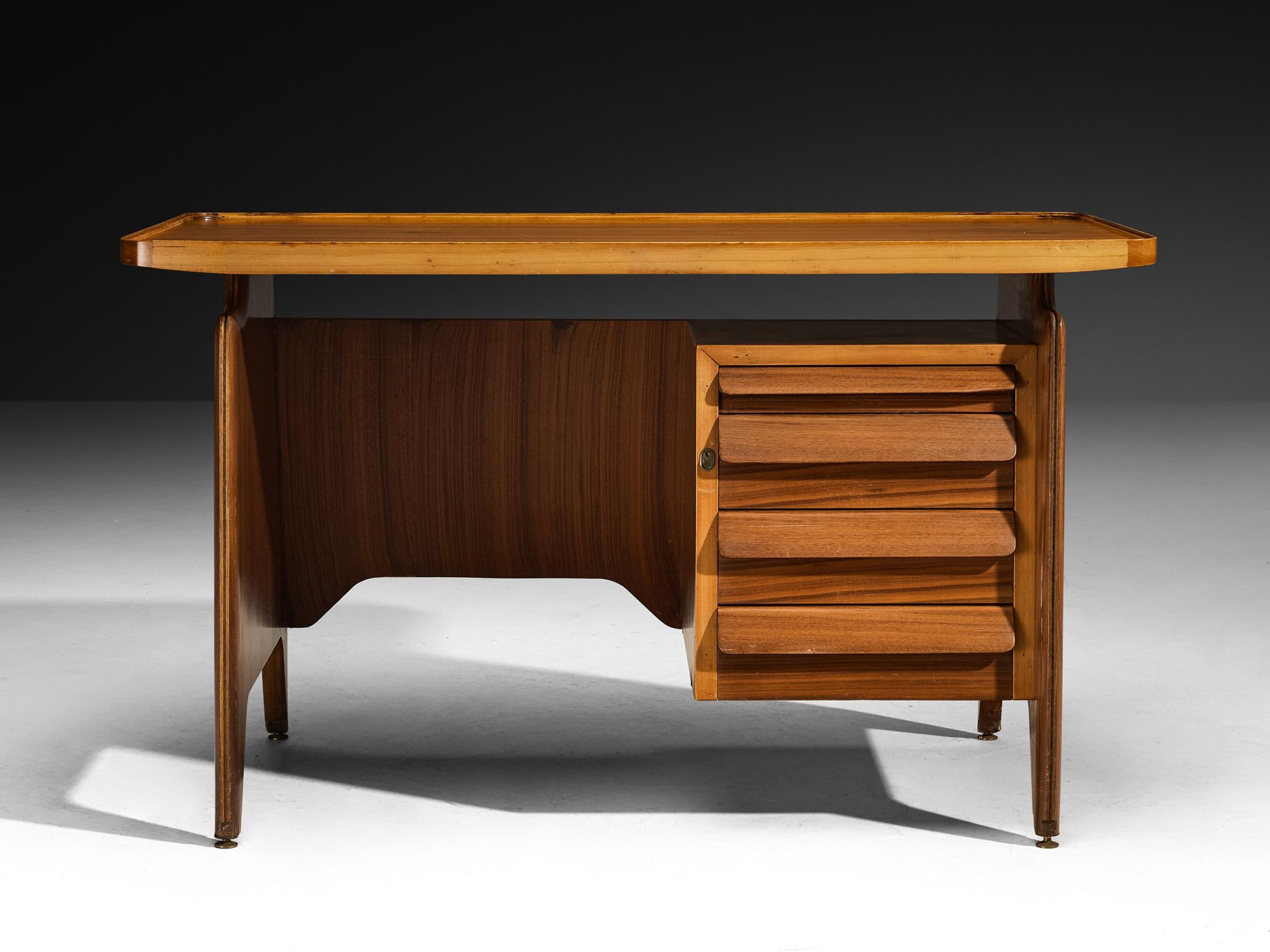 Mid-Century Modern Bureau italien du milieu du siècle avec tiroirs et détails en laiton en vente
